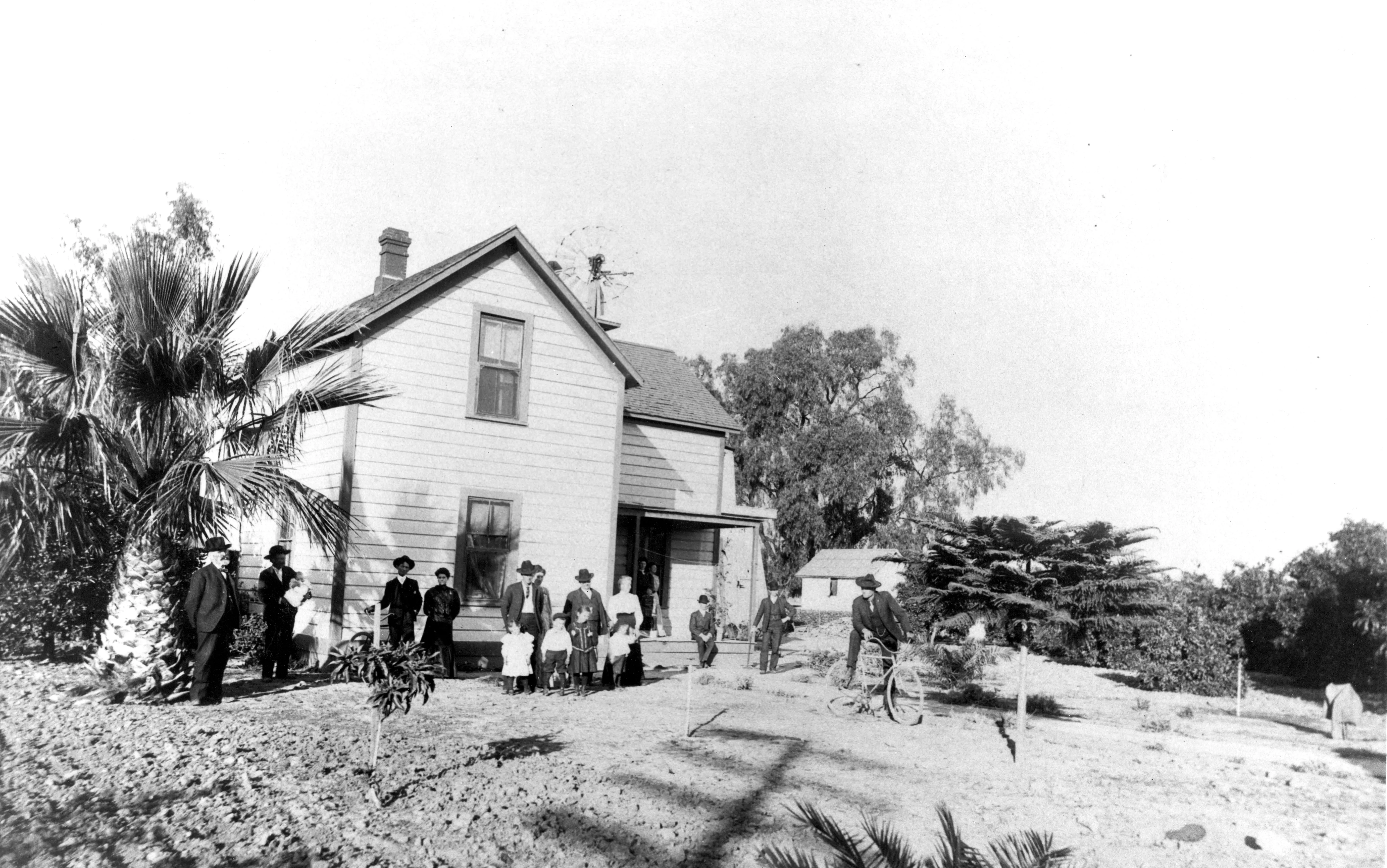 A black and white photograph of the exterior of the John Kerr House with the Kerr family in 1898.