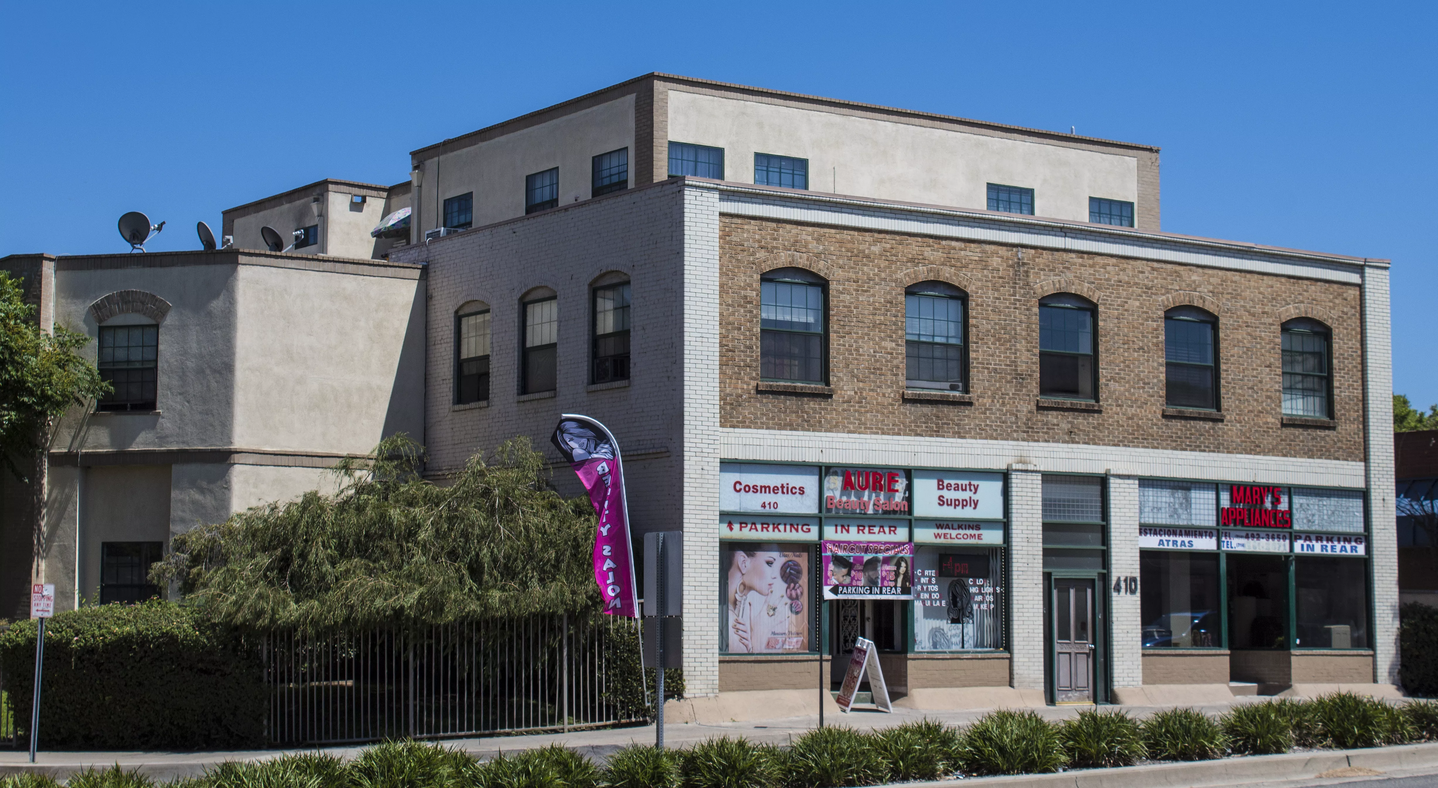 A colored photo of the De Luxe Hotel in 2017 after rehabilitation with the new penthouse.