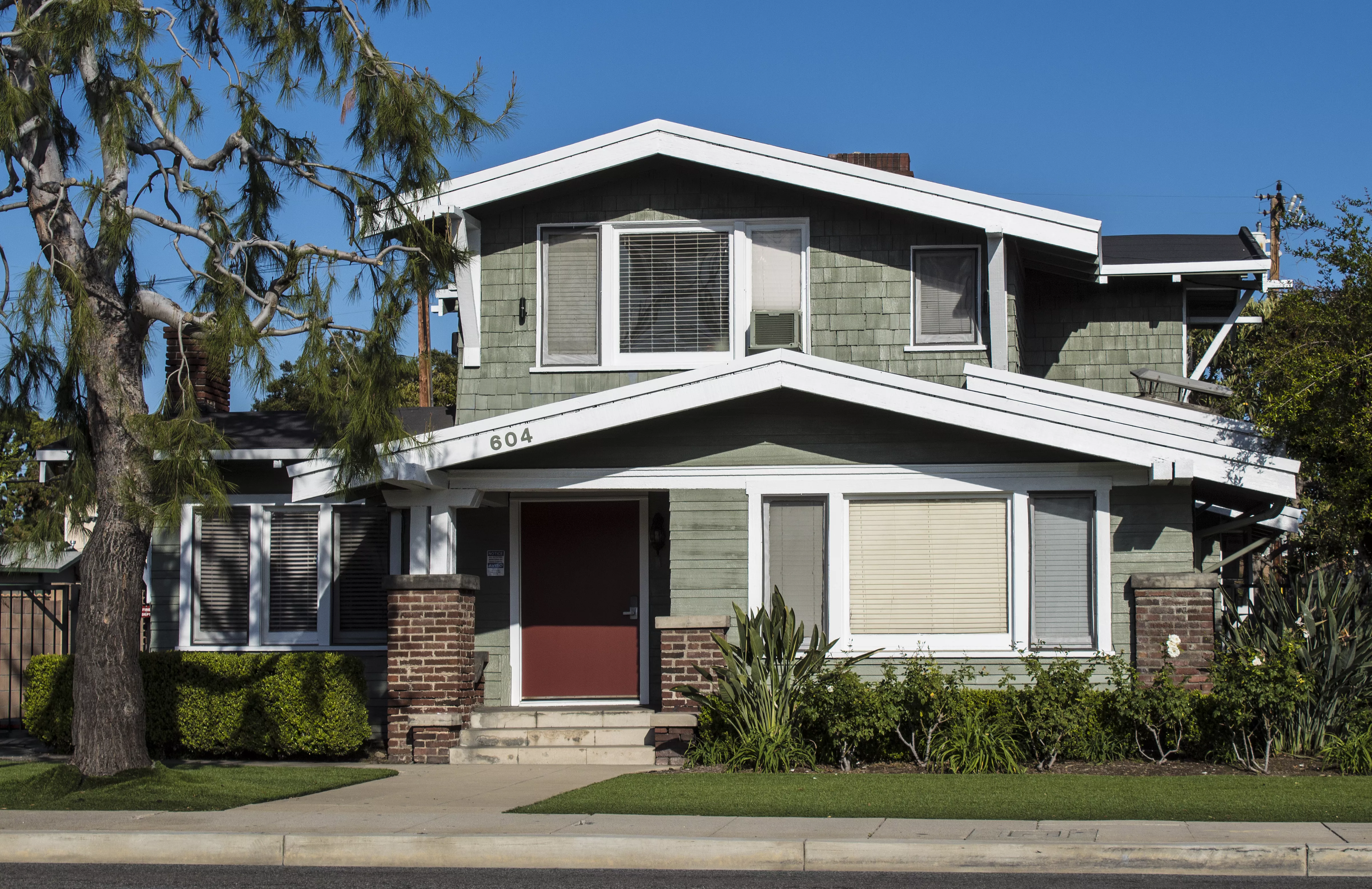 A colored photo of the Edward Benchley House in 2017.