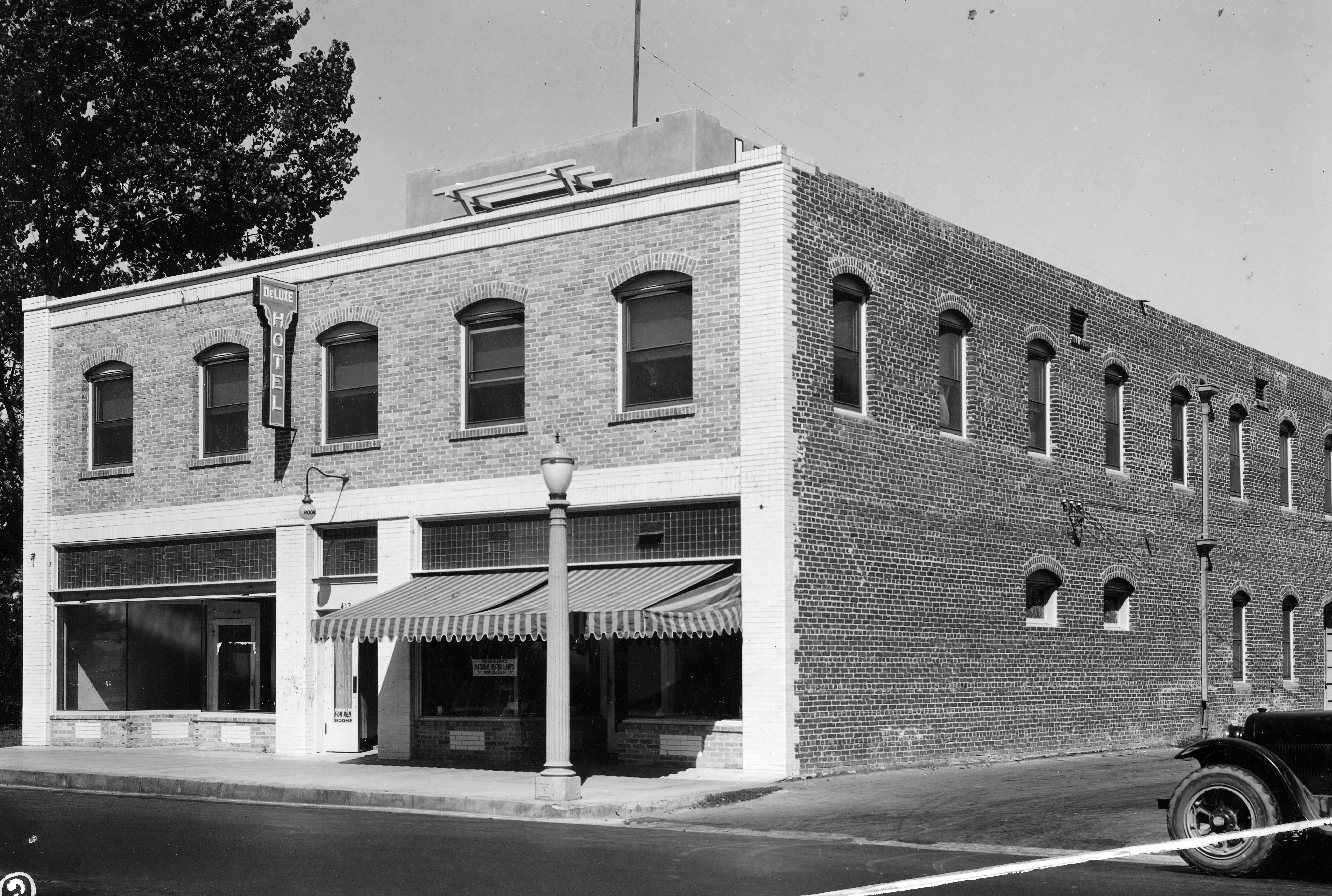 A black and white photograph of the De Luxe Hotel in 1927.
