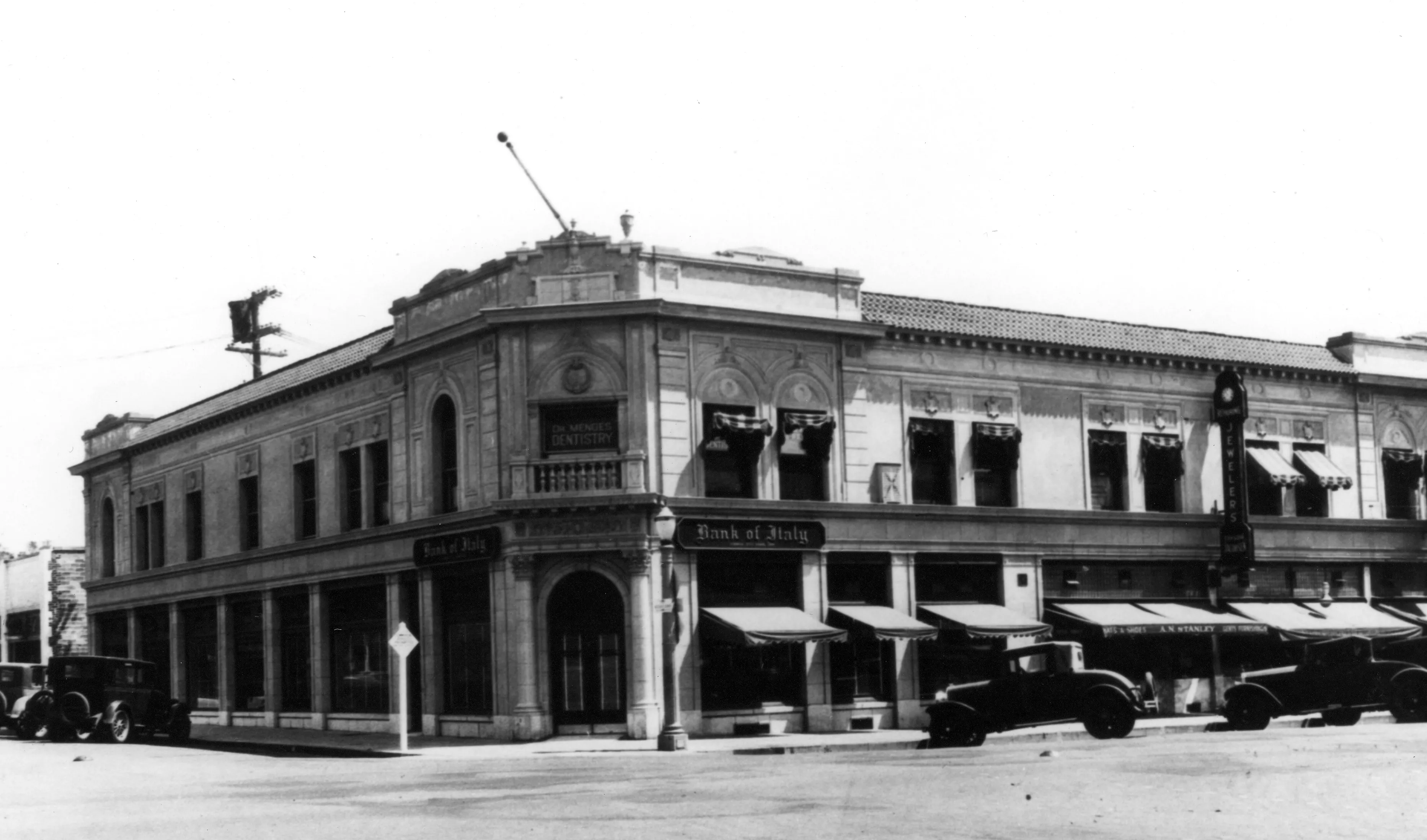 A black and white photograph of the Bank of Italy&#039;s exterior in the 1920s.