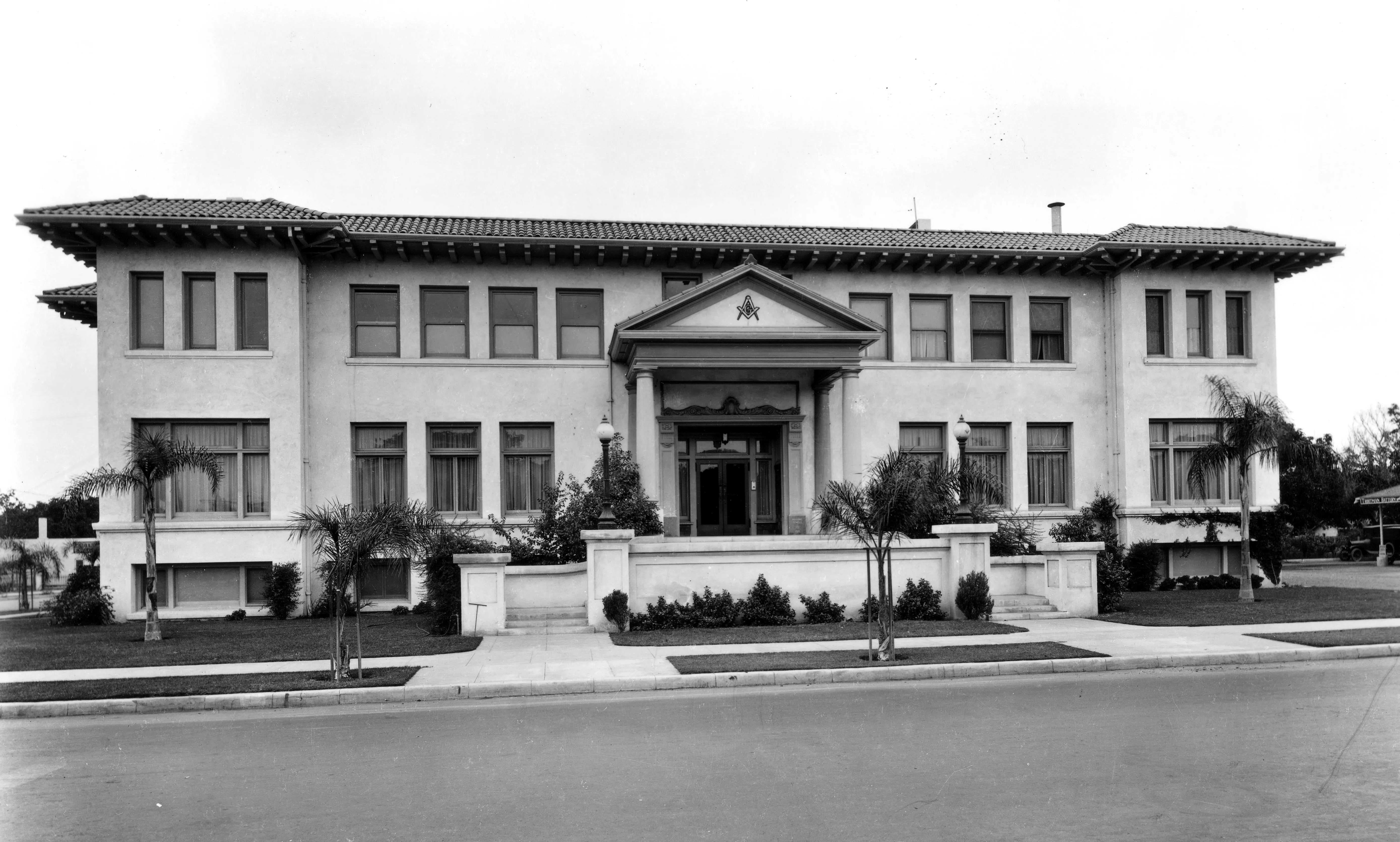 A black and white photograph of the exterior of the second Masonic Temple in 1927.