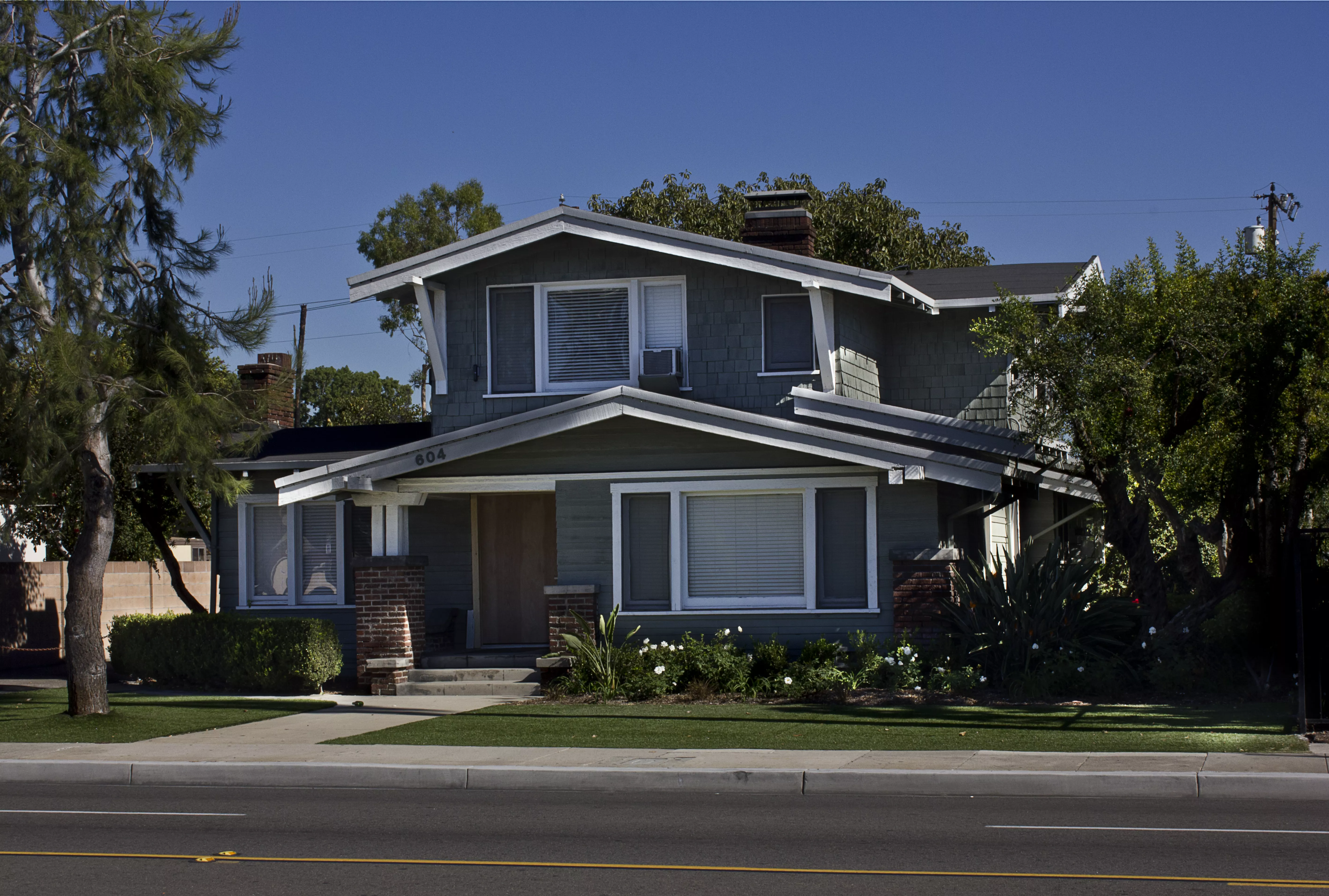 A colored photo of the exterior of the Edward Benchley House in 2012.