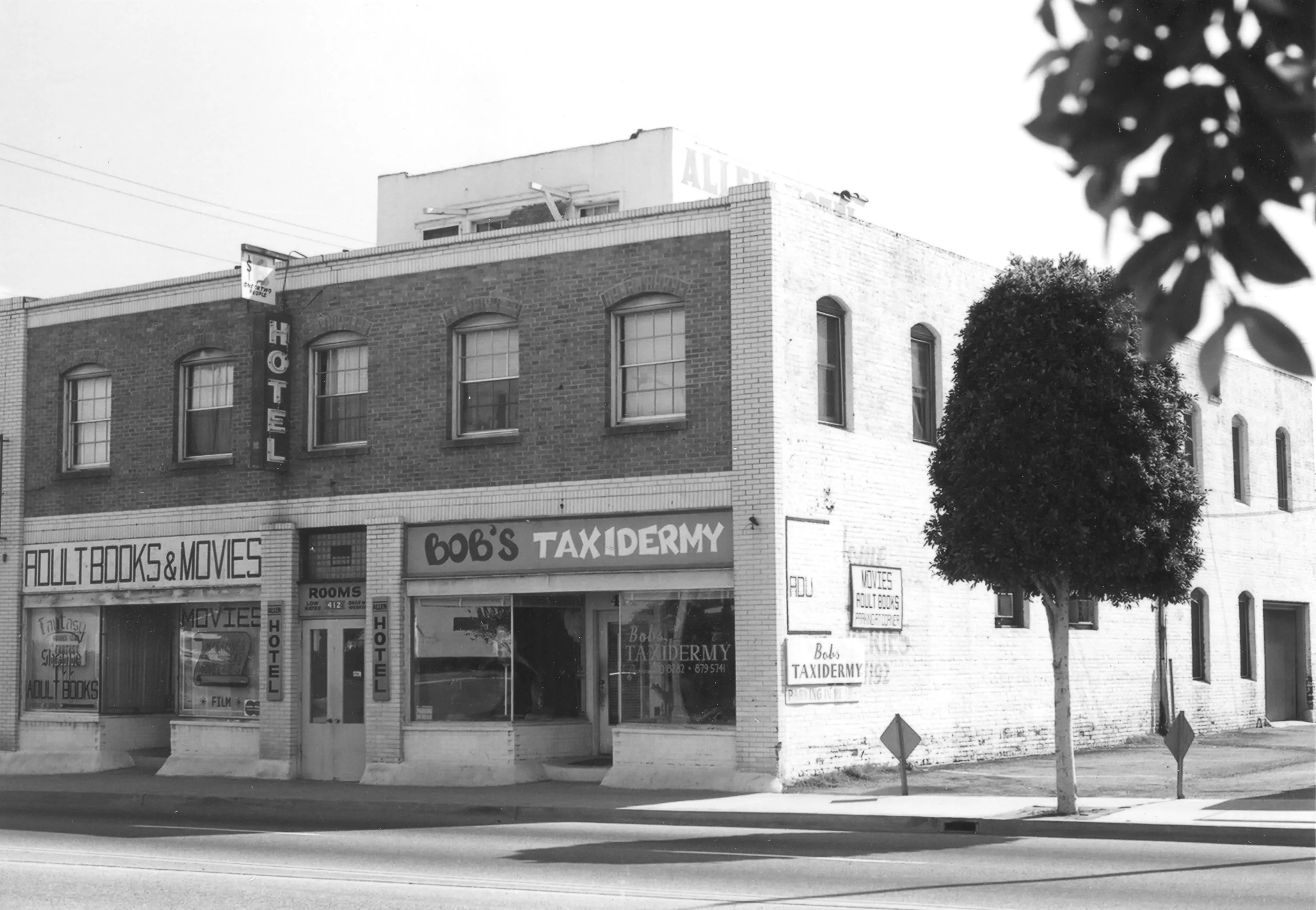 A black and white photograph of the De Luxe Hotel for the Historical Building Survey in 1978.