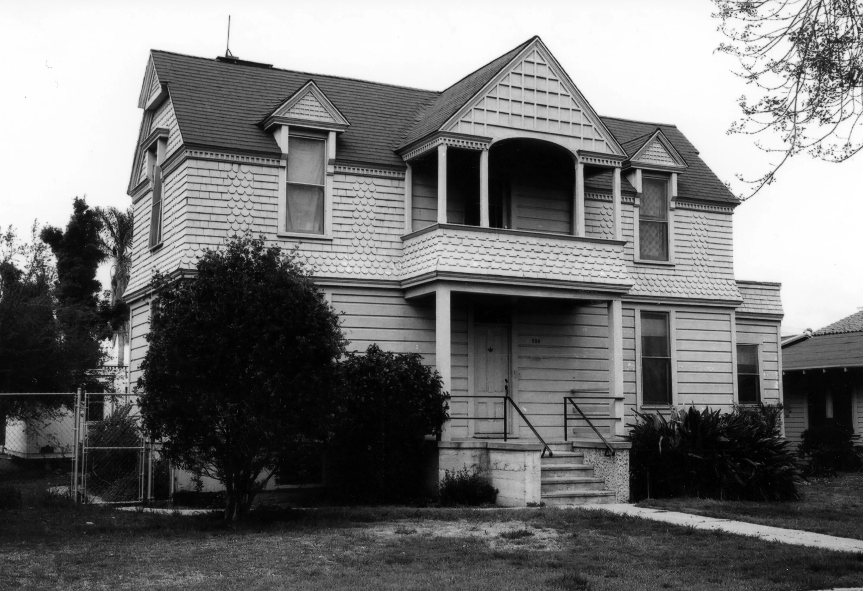 A black and white photograph of the Stanton House for the Historical Building Survey in 1978.