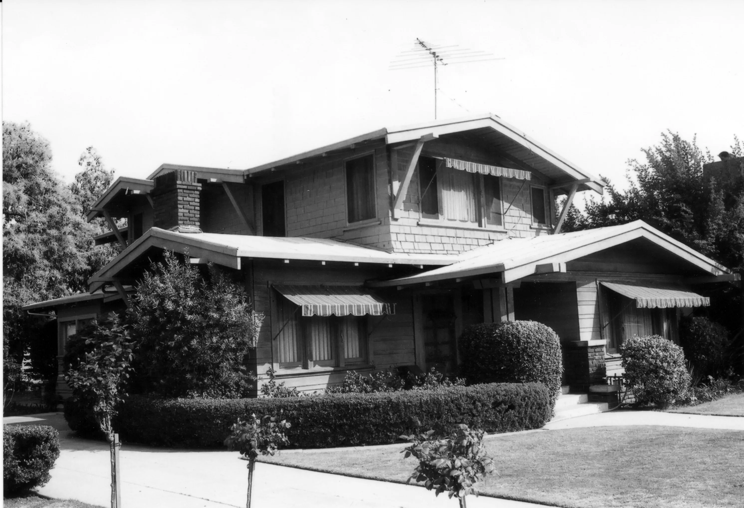 A black and white photograph of the Edward Benchley House for the Historical Building Survey in 1978.