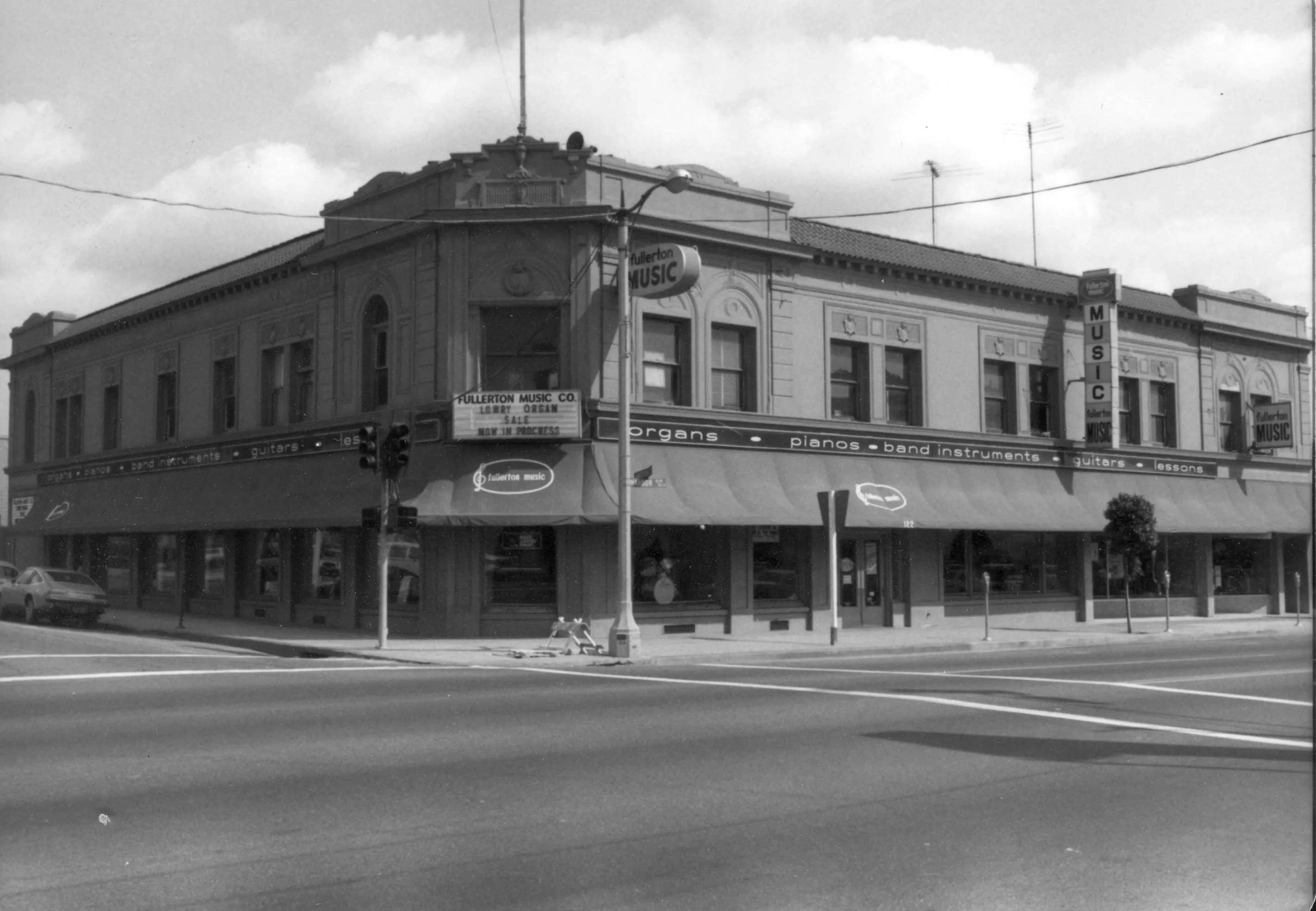 A black and white photograph of the Farmers and Merchants Bank for the Historical Building Survey in 1978.