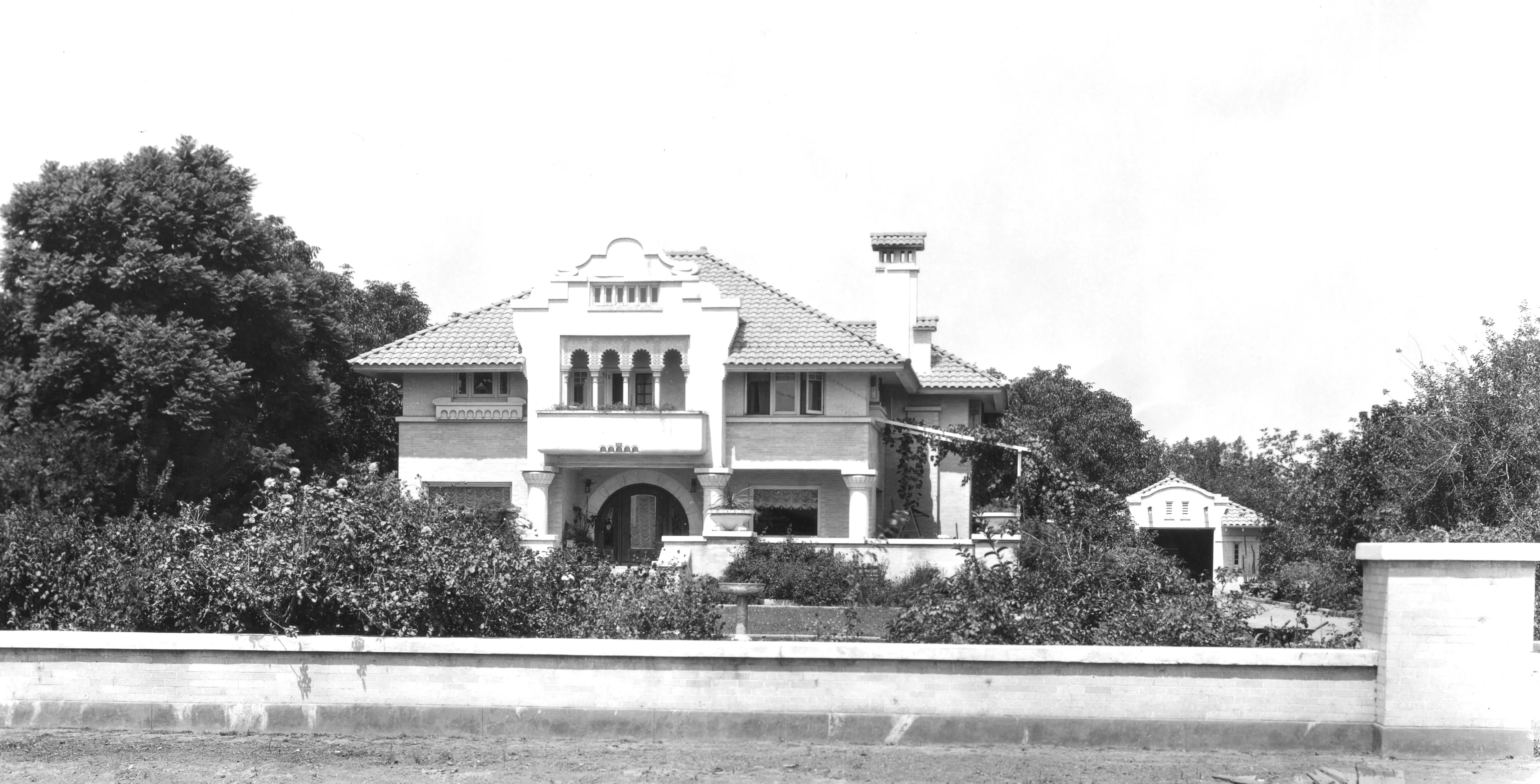 A black and white photograph of homes and ranches 106 in 1927.