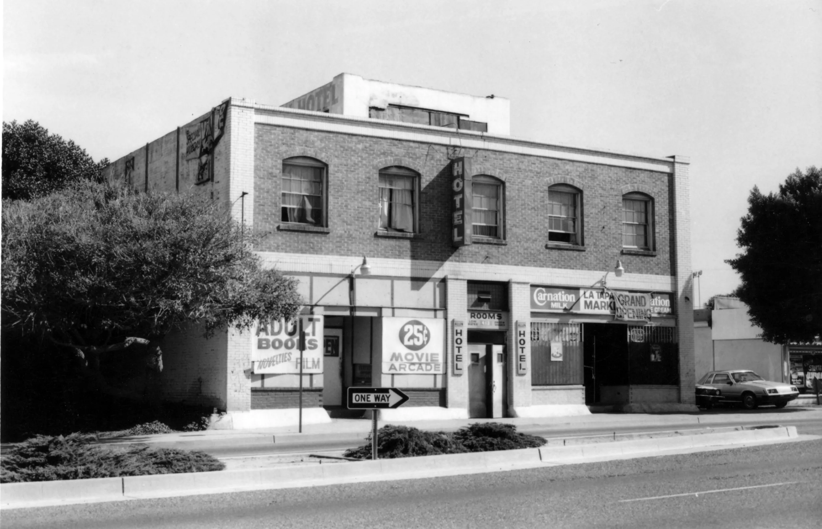 A black and white photograph of the De Luxe Hotel during its decline in 1987.