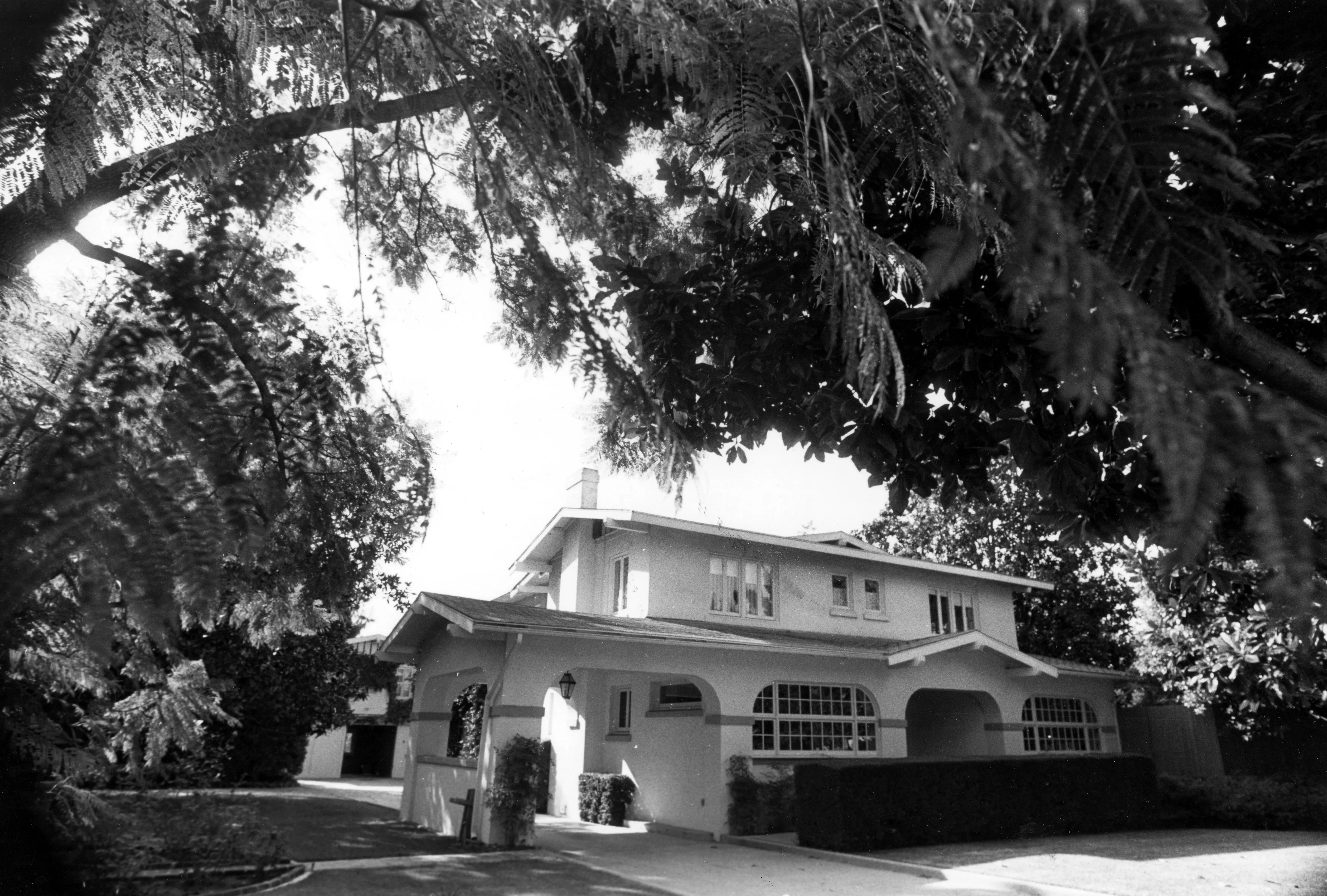 A black and white photograph of the Bert Annin House and its grounds in 1982.