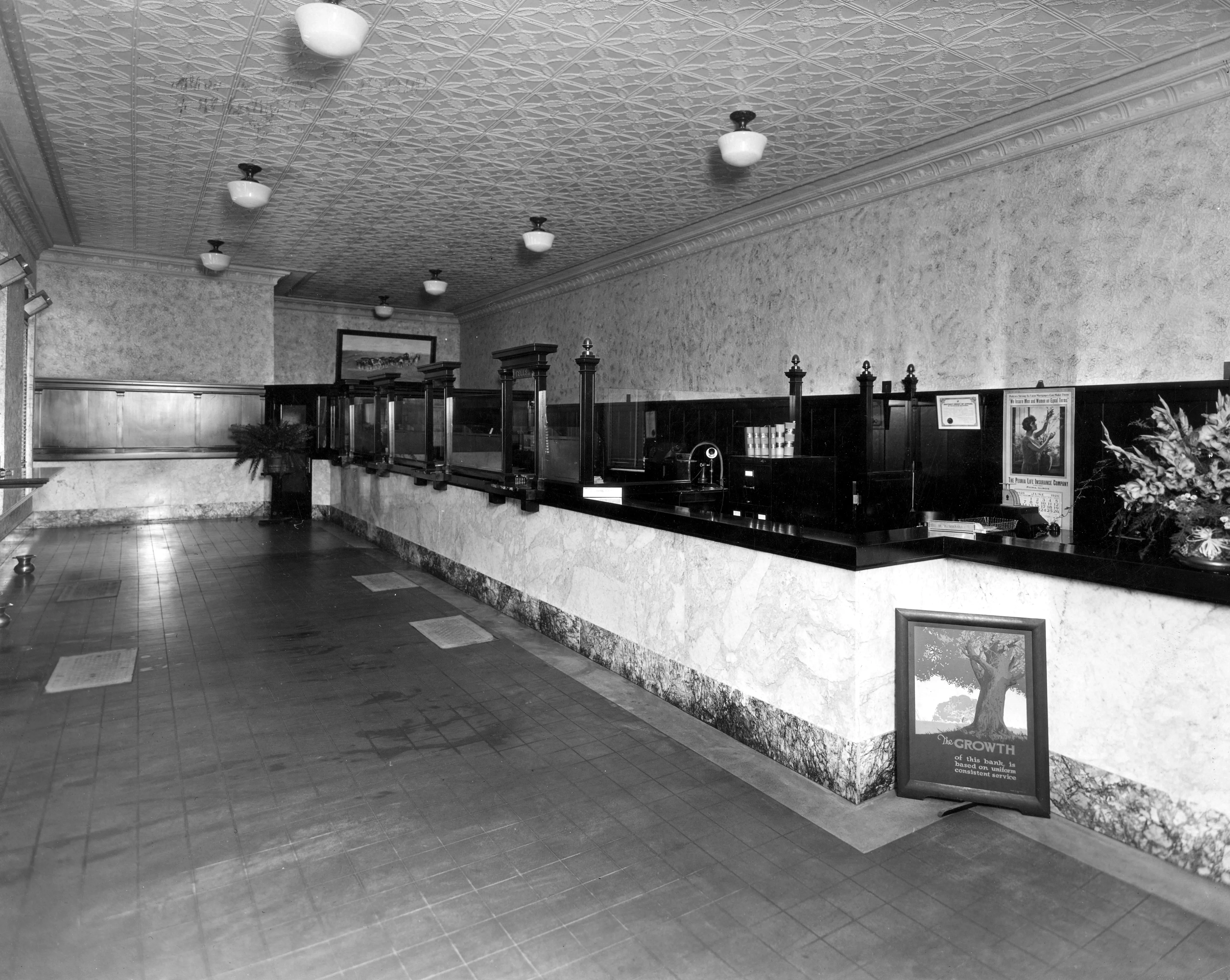 A black and white photograph of the interior of the Bank of Italy in the 1920s.