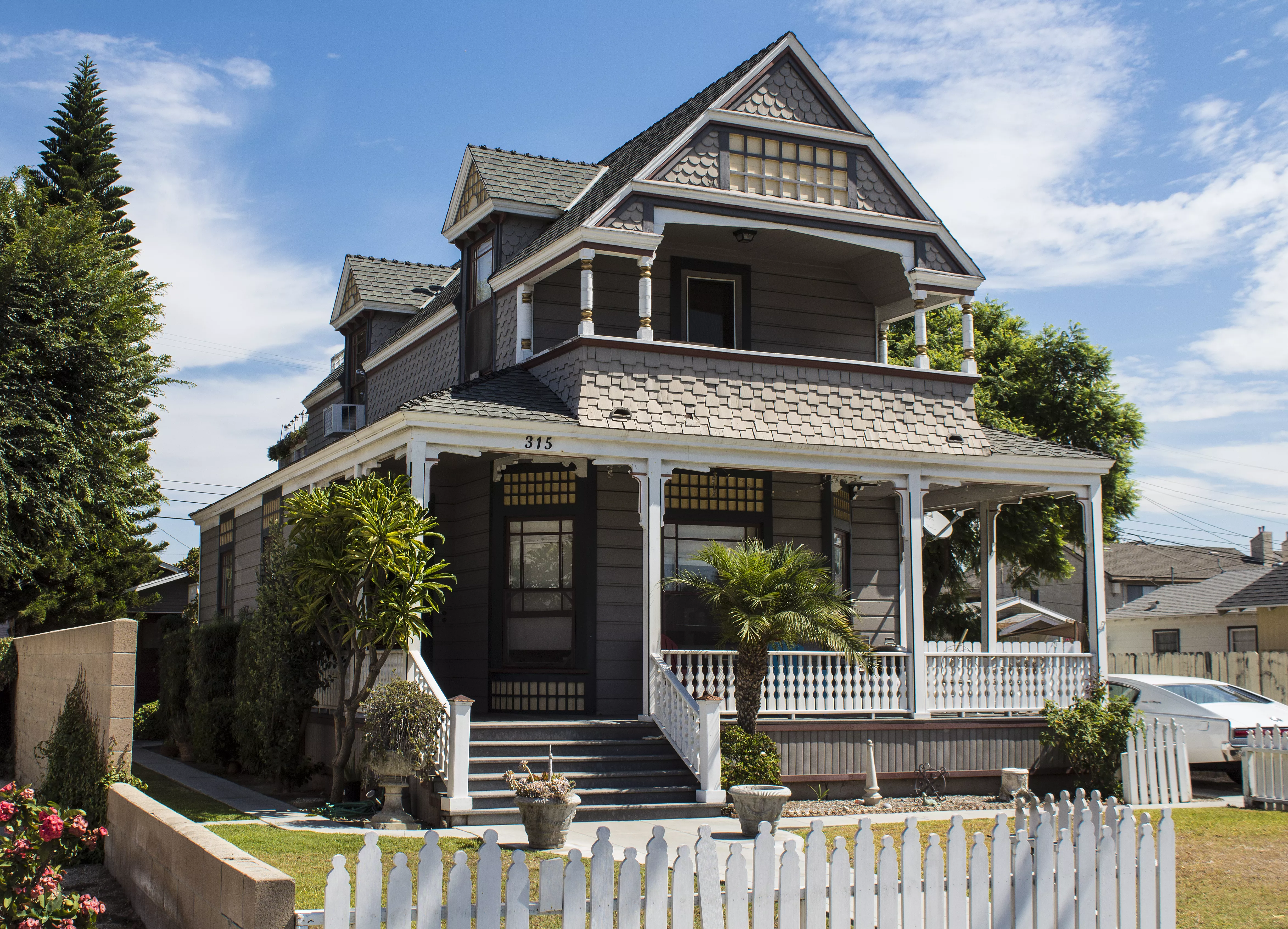 A colored current photo of the Wilshire Brothers/Cusick House in 2017.