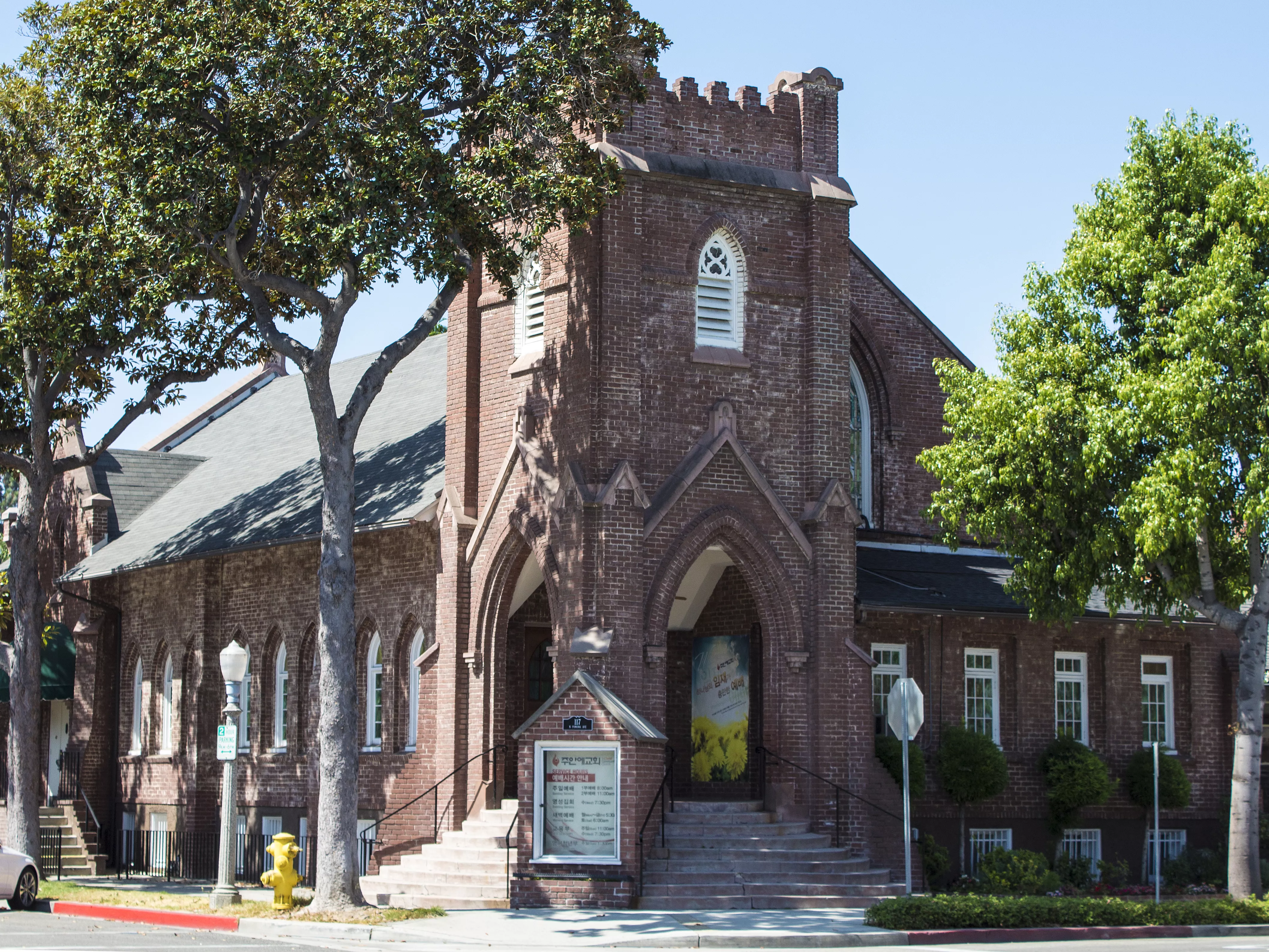 A colored photo of the Fullerton First Methodist Episcopal Church in 2017.