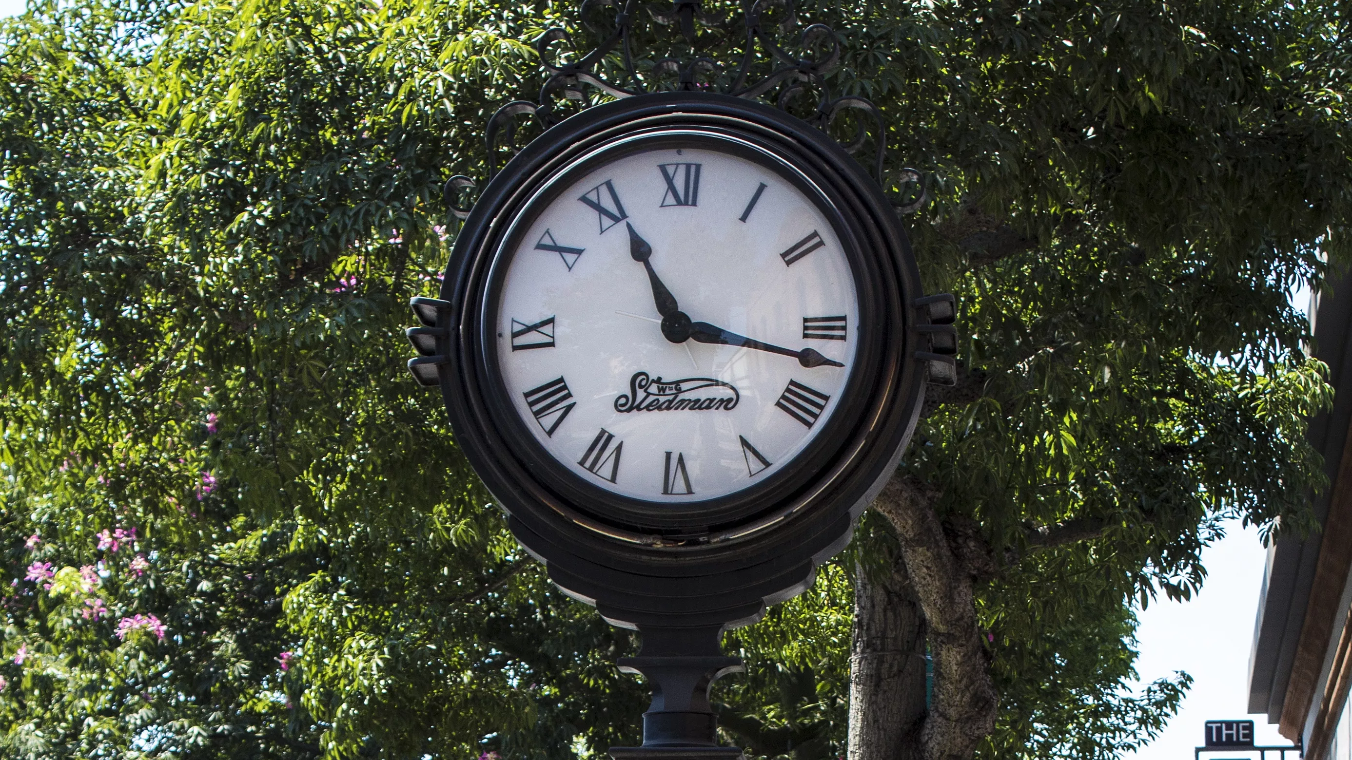 A colored photo of the Stedman Jewelers&#039; Clock in 2017.