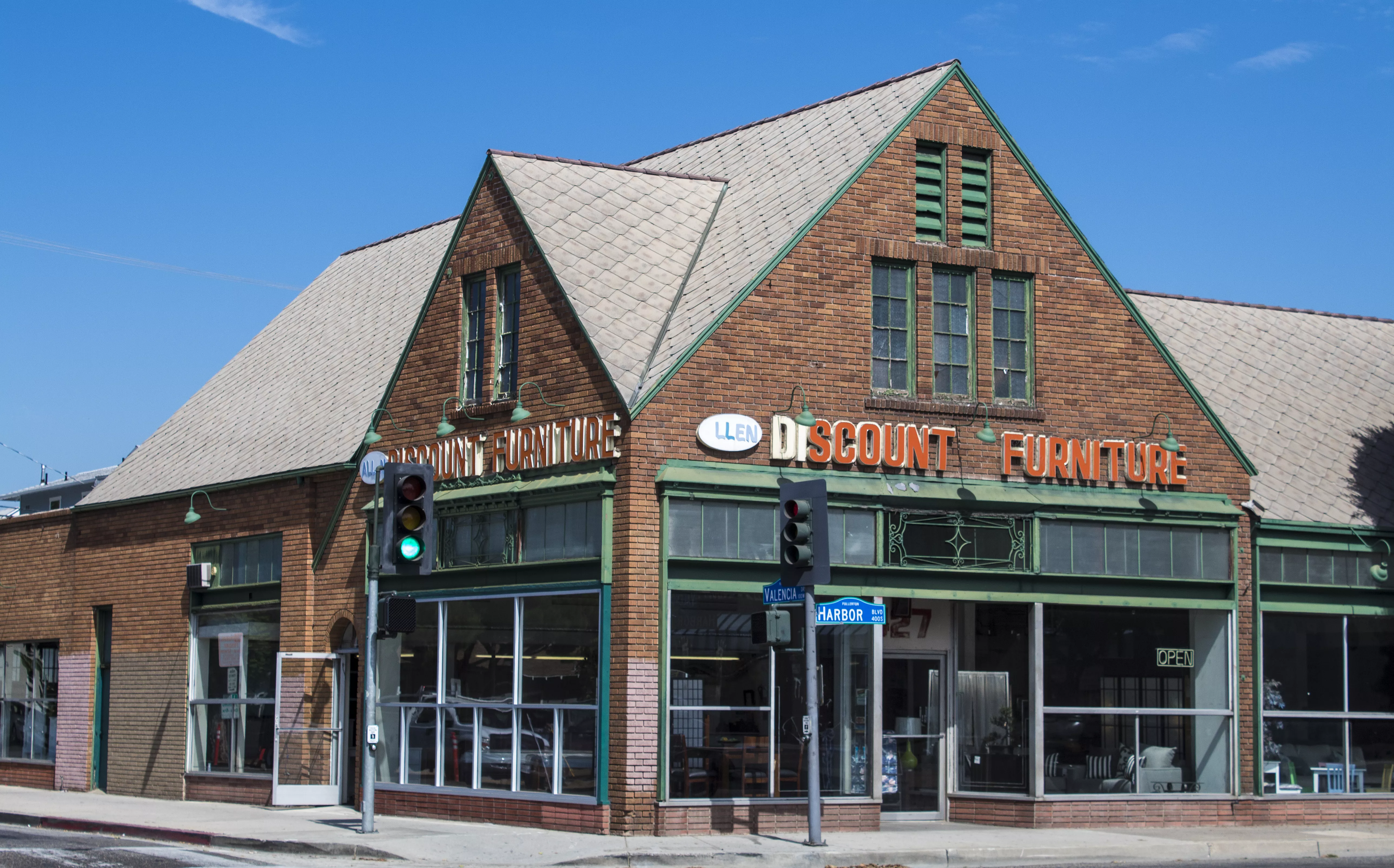 A colored photo of the Emil Dreyfus Building in 2017.