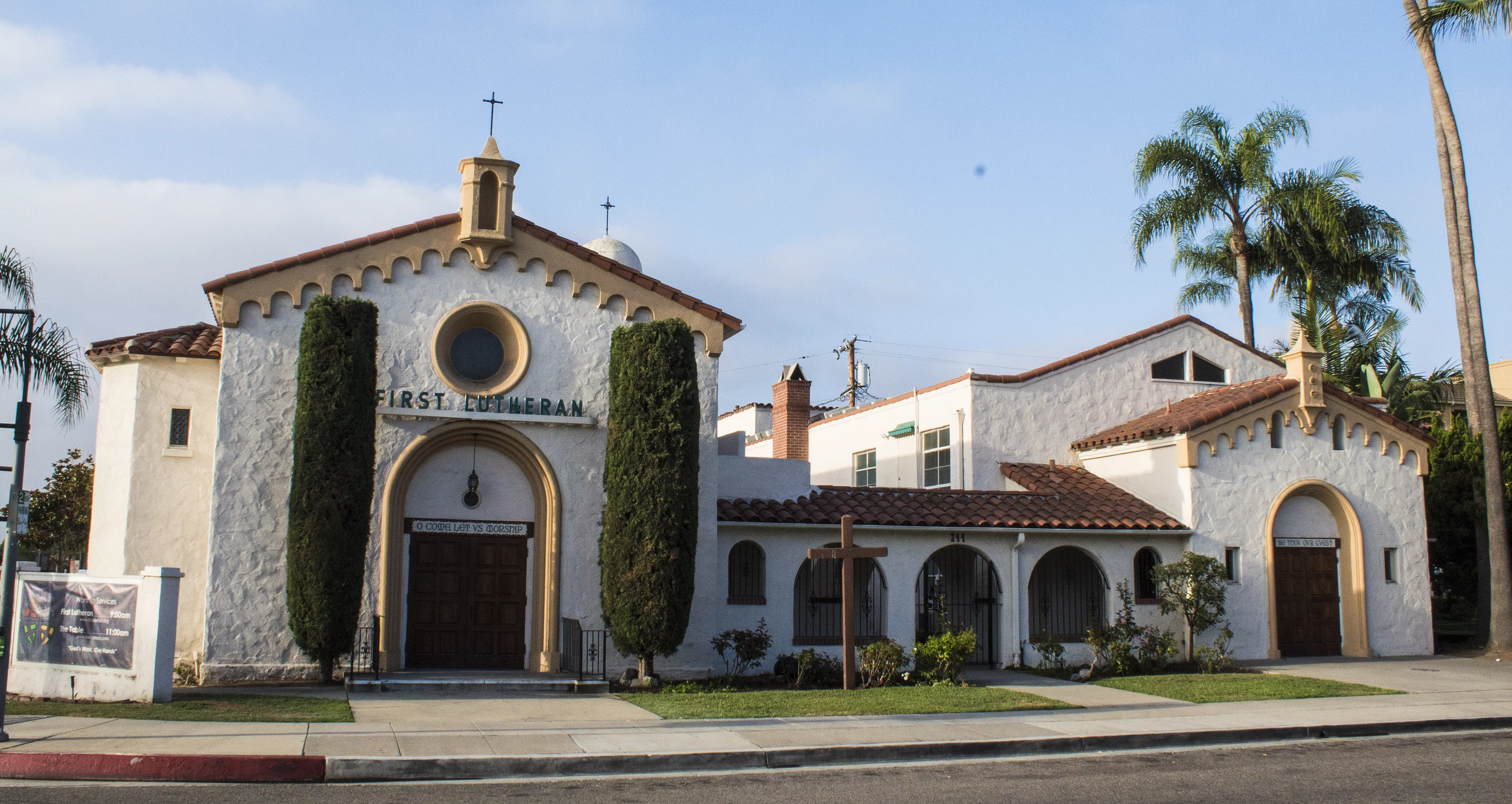 A colored photo of the First Lutheran Church in 2017.