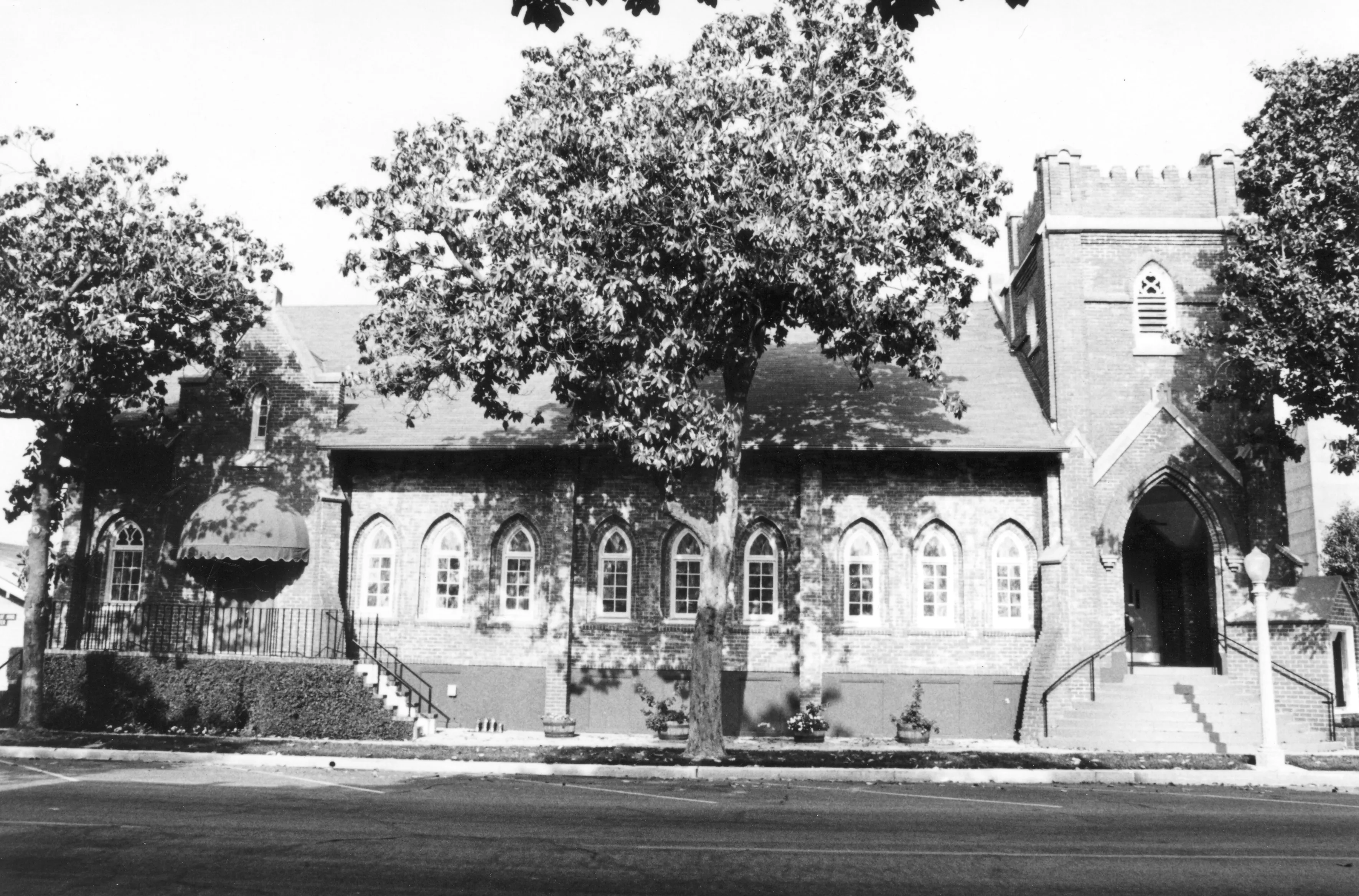 A black and white photograph of the east side exterior of the Fullerton First Methodist Episcopal Church in 1983.