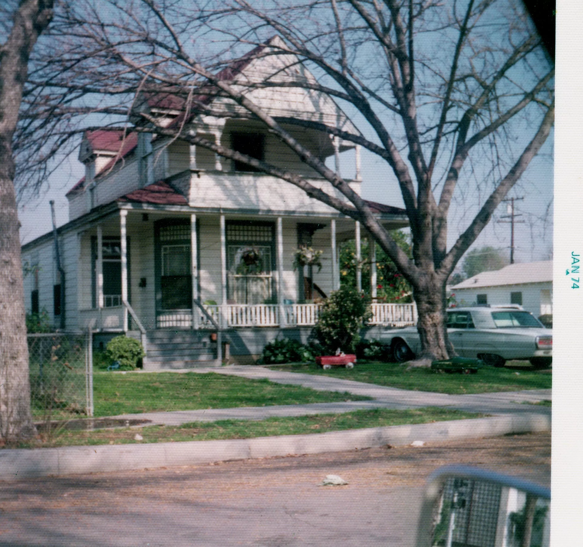 A colored photo of the exterior of the Wilshire Brothers/Cusick House in 1974.