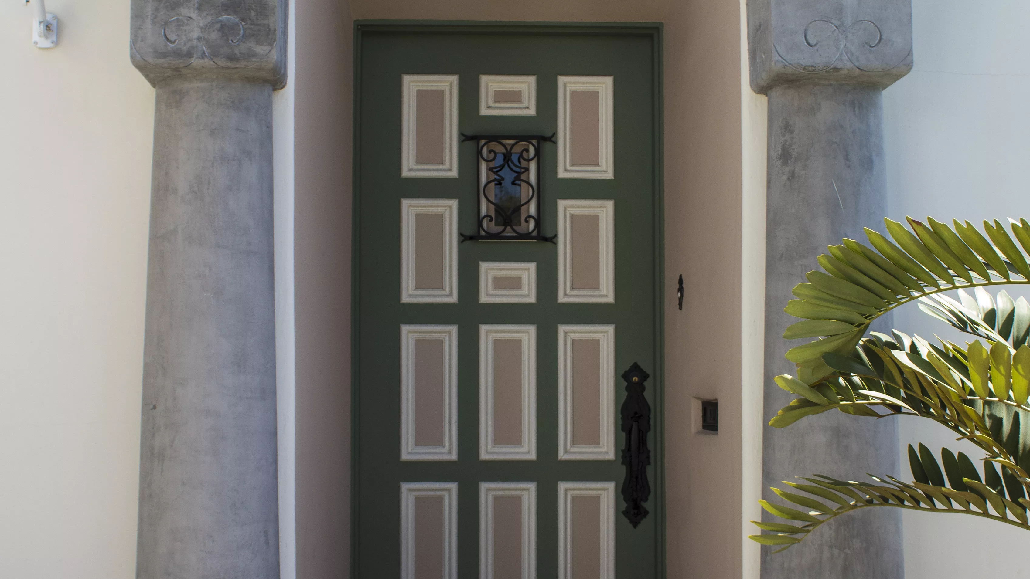 A colored photo of the front door detail for the Hugh Edgar Johnson House in 2020.