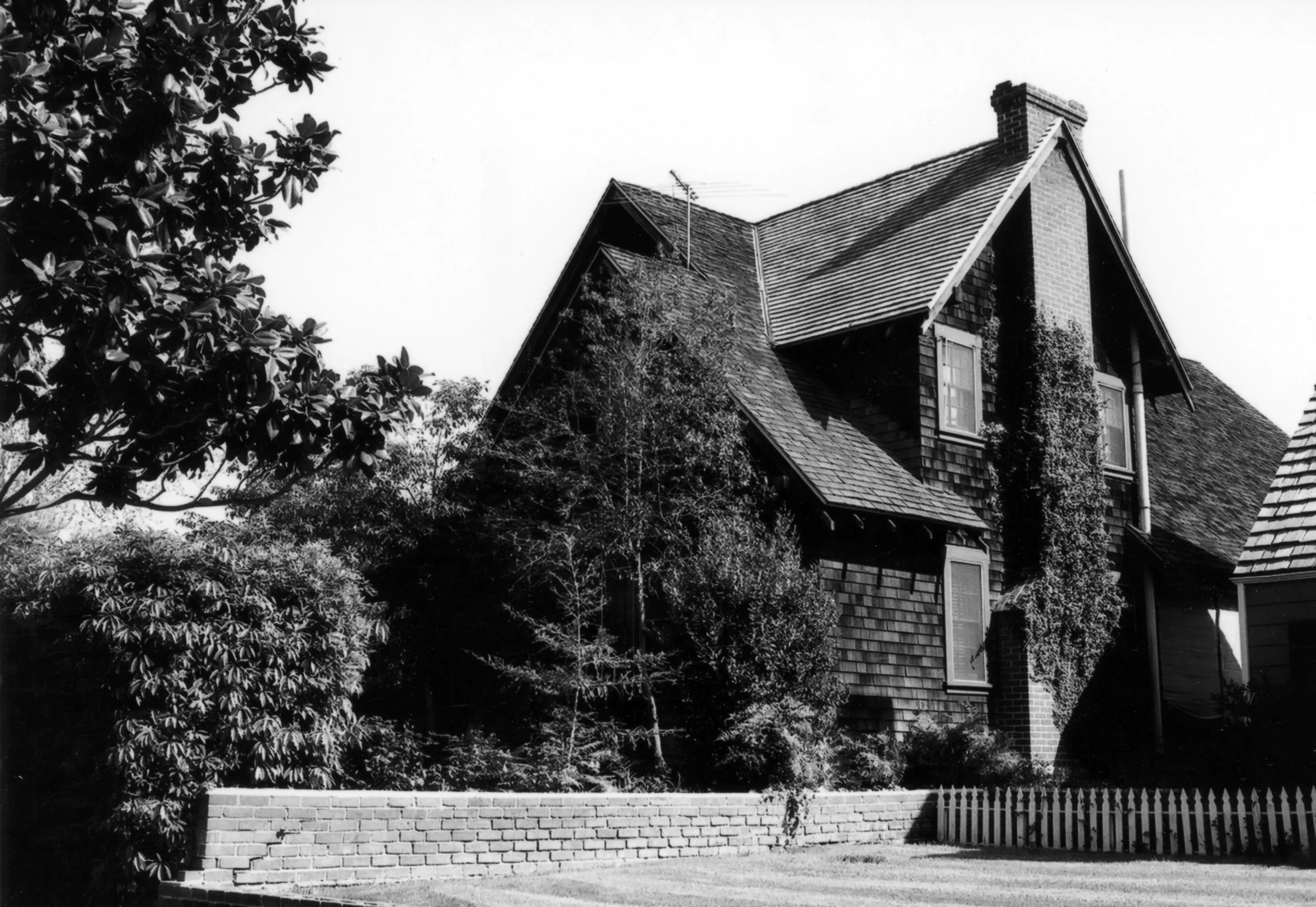 A black and white photograph of the George Gobar House for the Historical Building Survey in 1978.