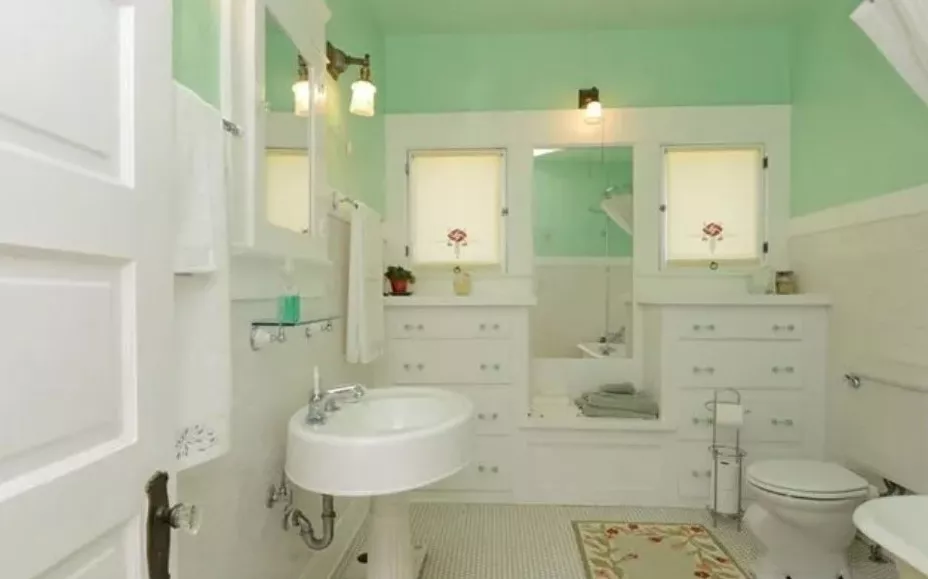 A colored photo of the interior bathroom of the John Phillips House in 2016.