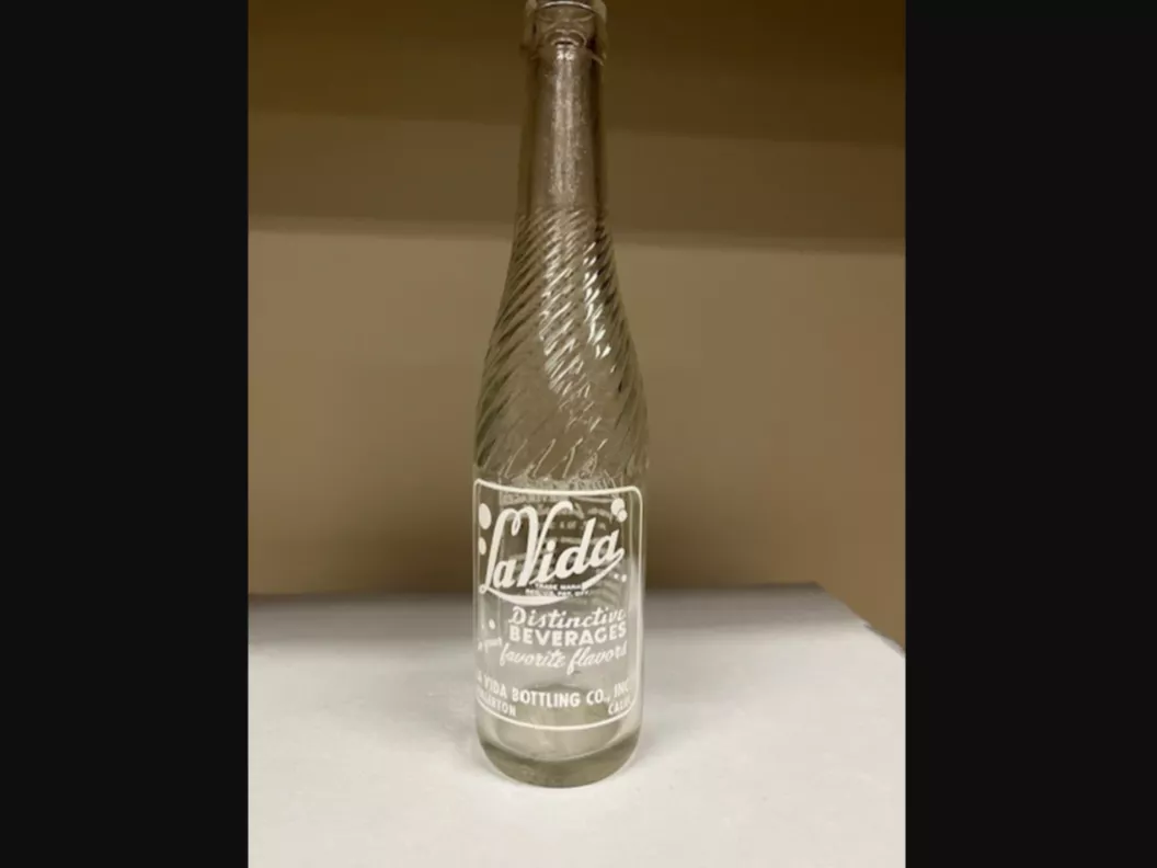 A colored photo of a LaVida bottle.