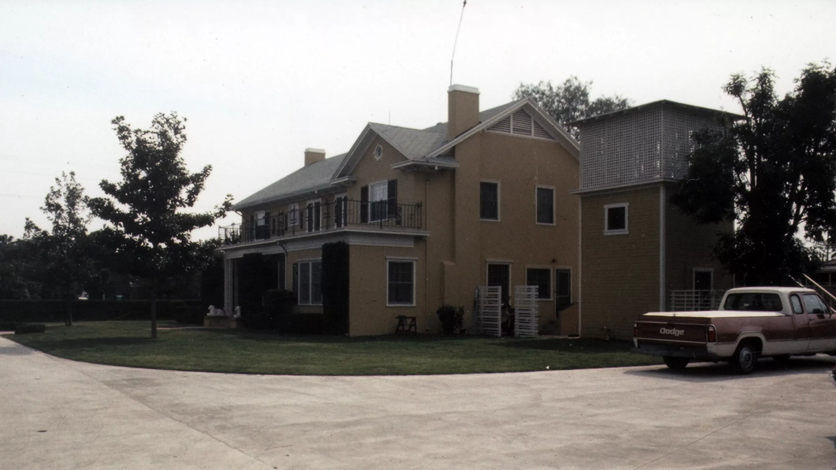 A colored photo of the Lilburn Gardiner residence with the Pump House.