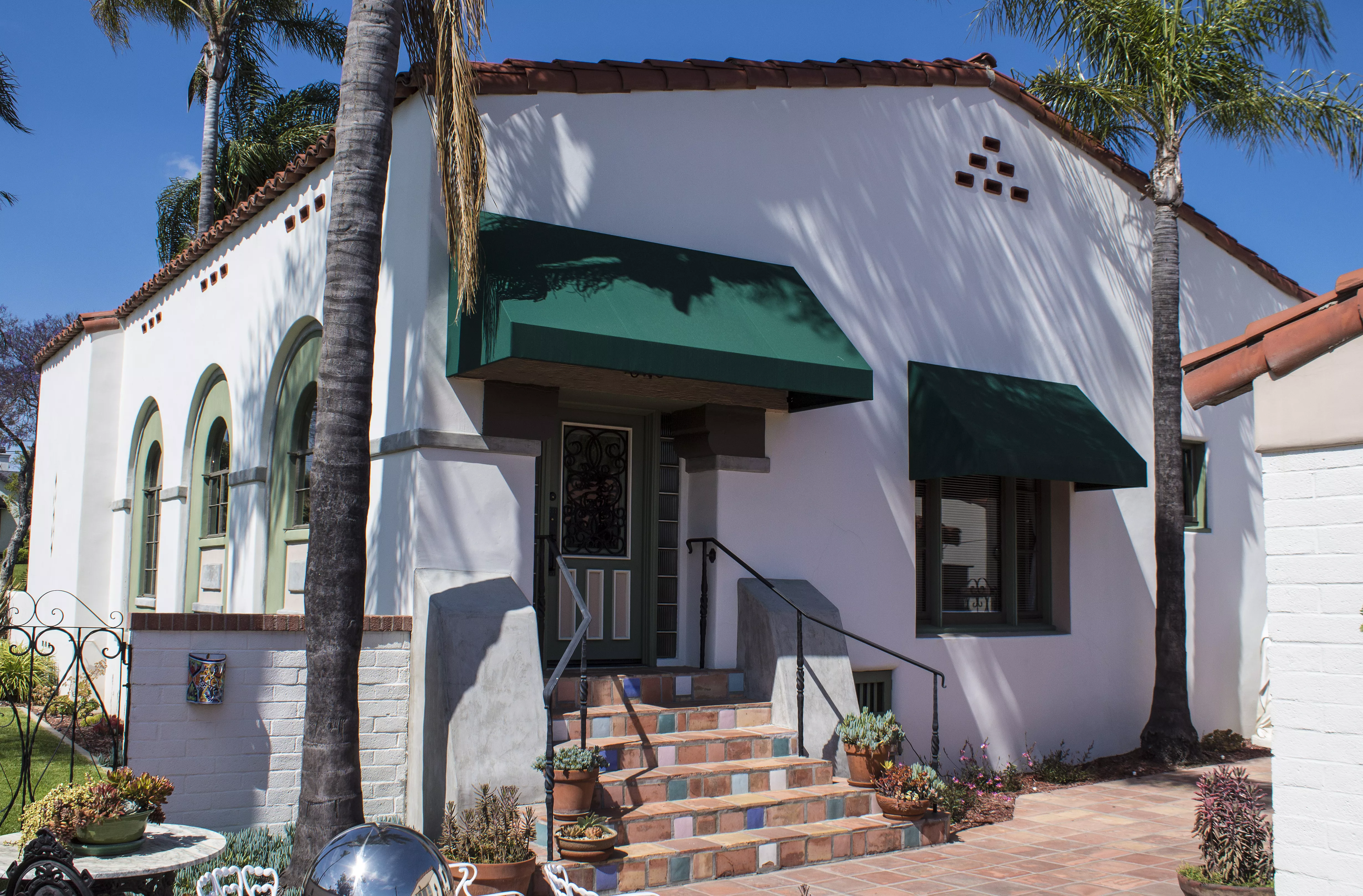A colored photo of the south side exterior of the Hugh Edgar Johnson House in 2020.