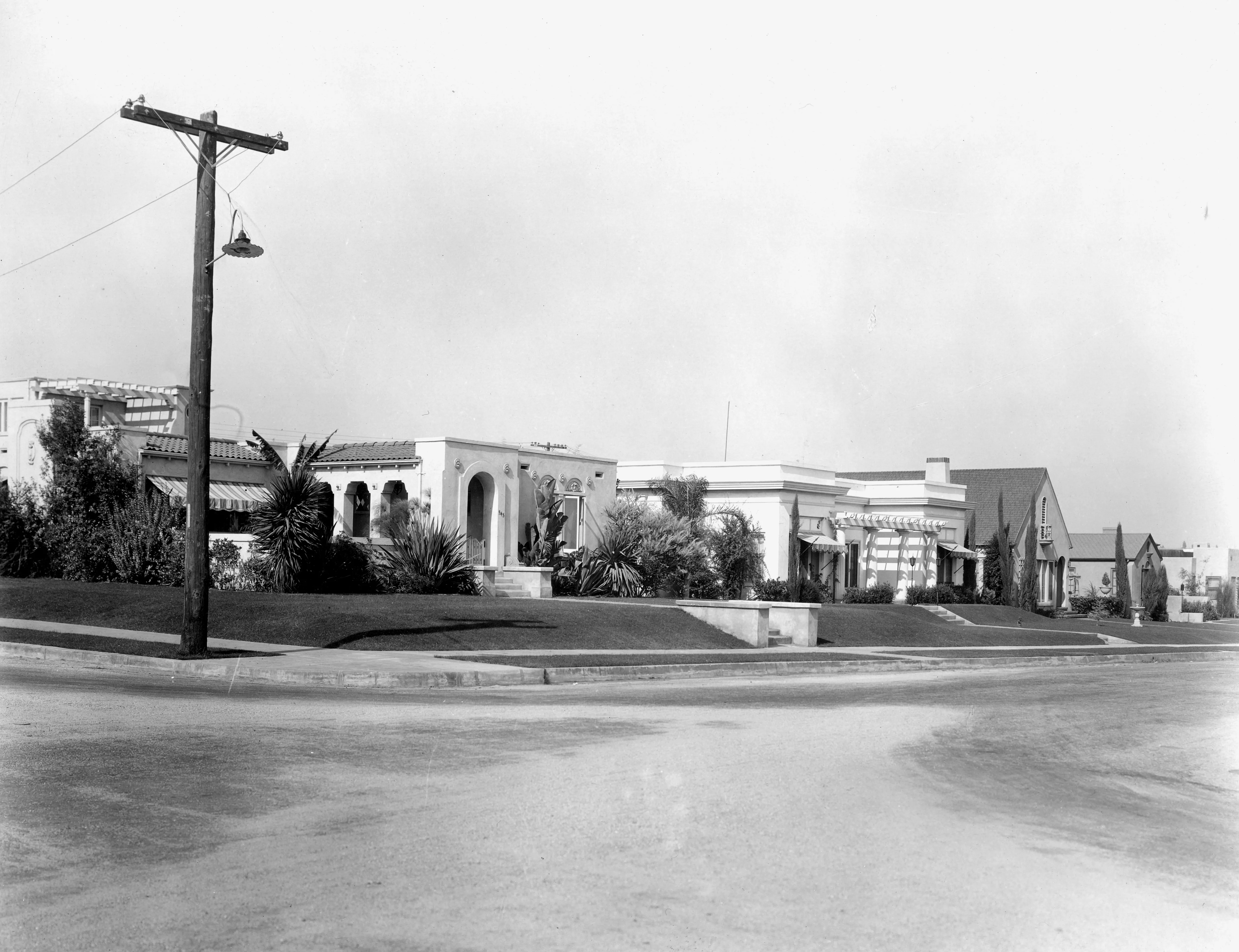 A black and white photograph of the street scene for the Arthur Kelley House in 1927.