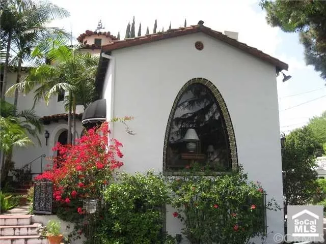 A colored photo of the window detail of the Arthur Cleaver House in 2010.