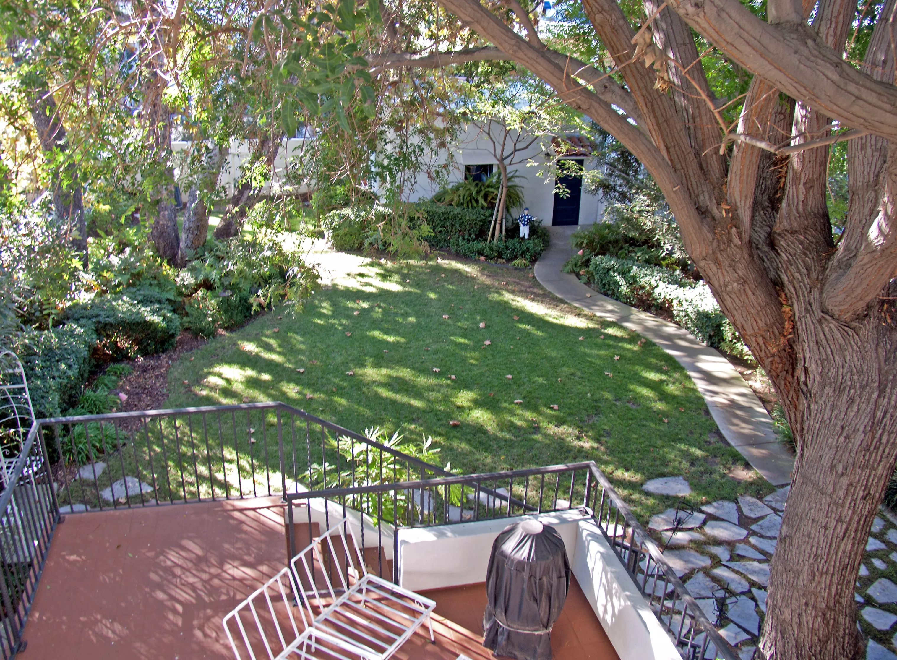 A colored photo of the backyard of the Jesse Swearingen House in 2012.