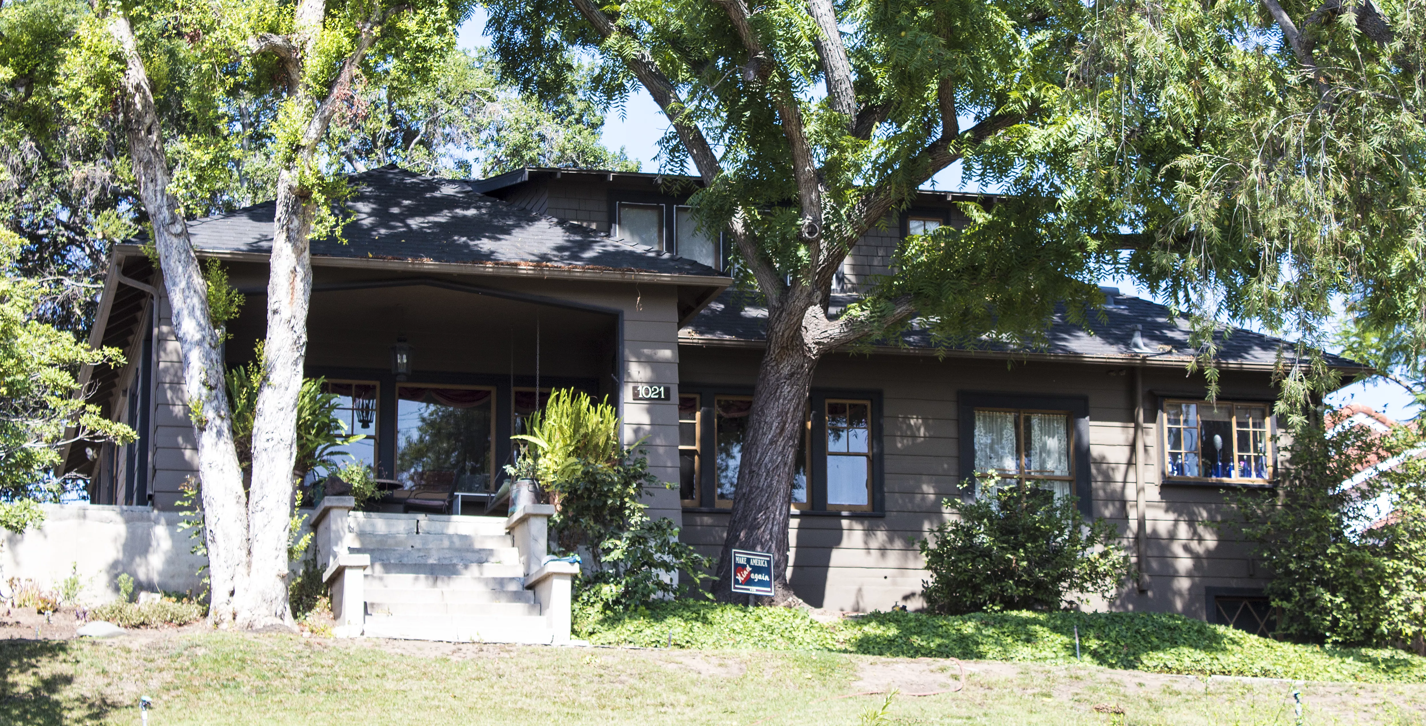 A colored photo of the H. Harwood Tracy House in 2017.