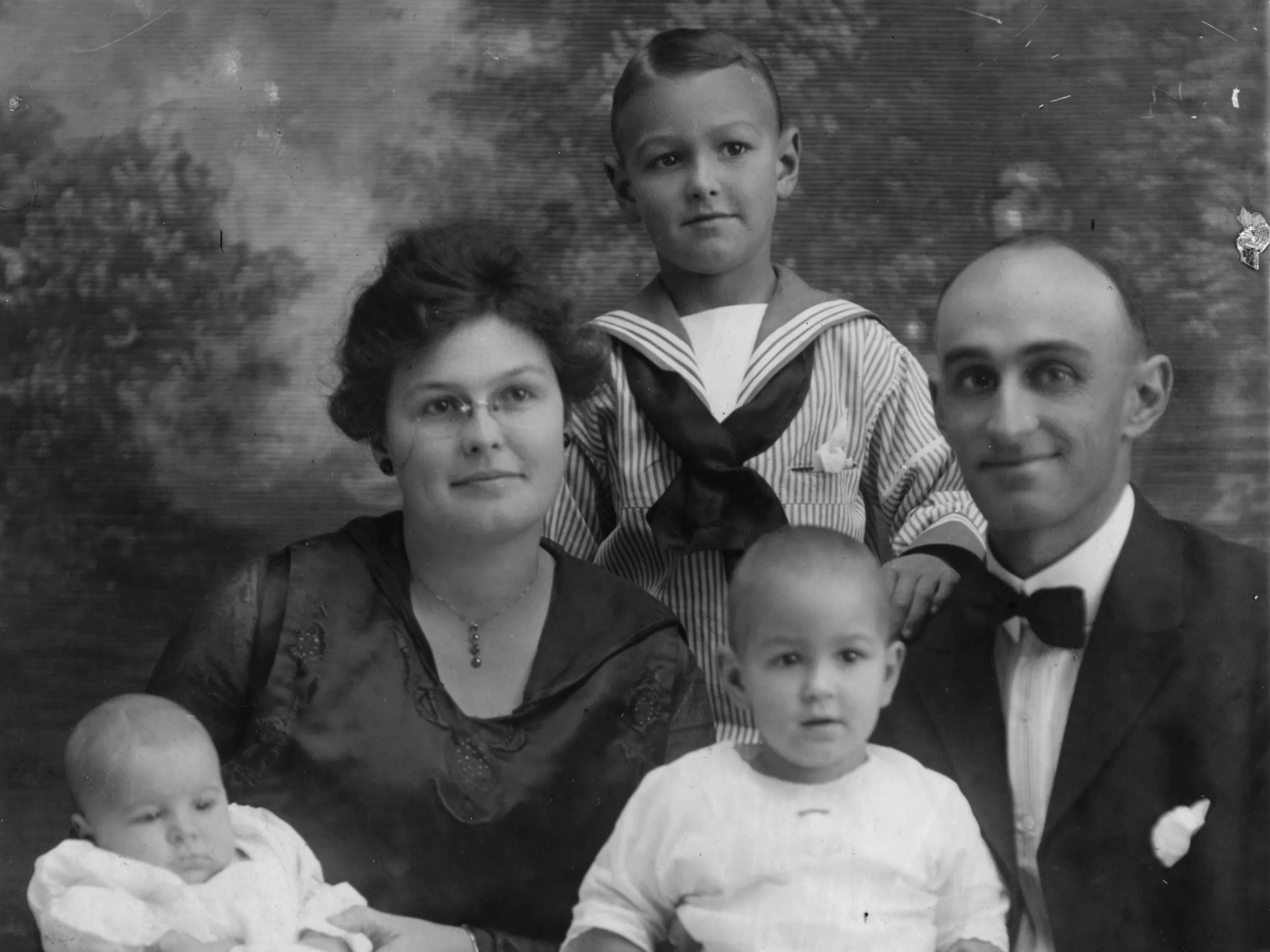 A black and white portrait photograph of the Harry Maxwell family in 1918.