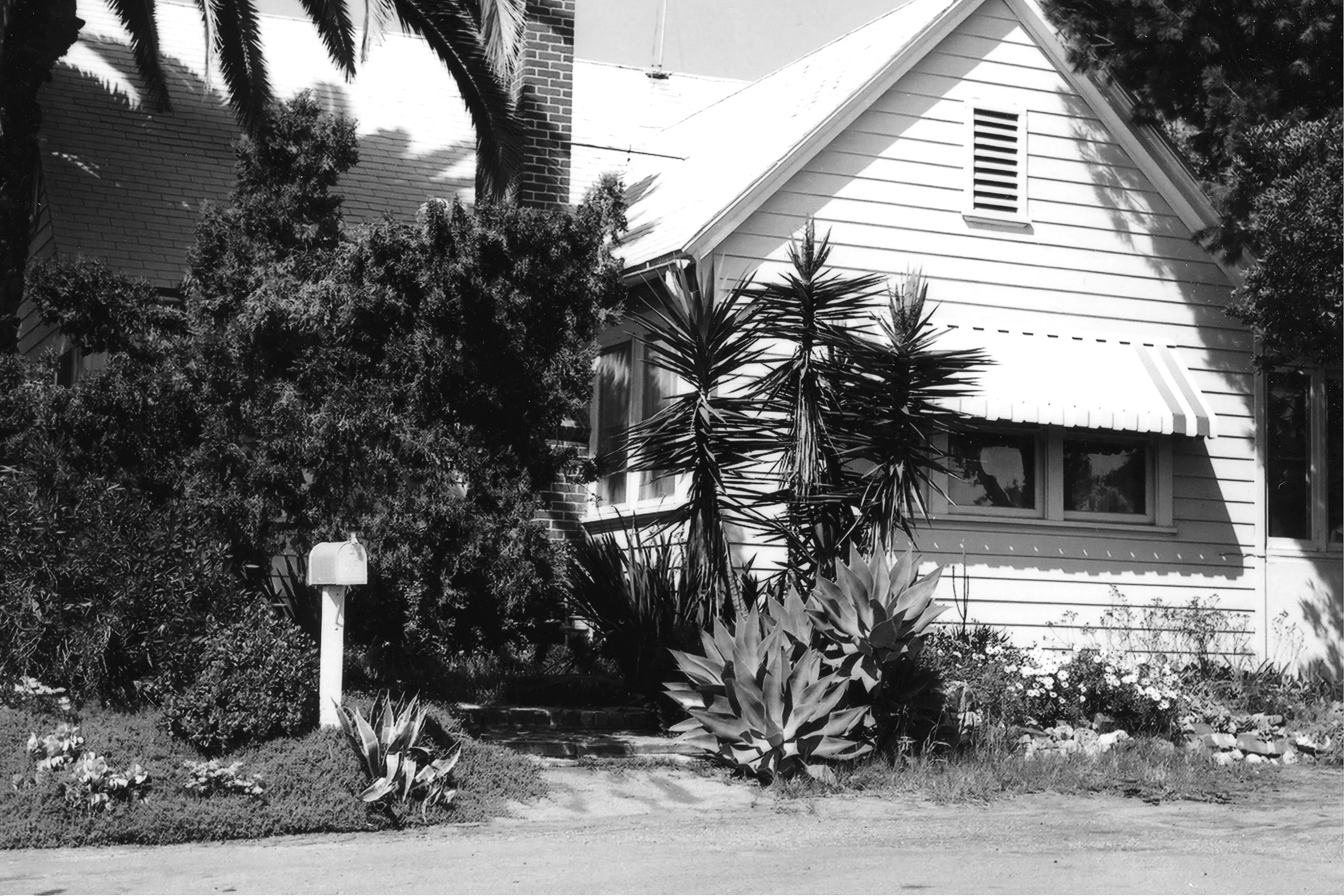 A black and white photograph of the Carrie Earl McFadden Ford House for the Historical Building Survey in 1978.