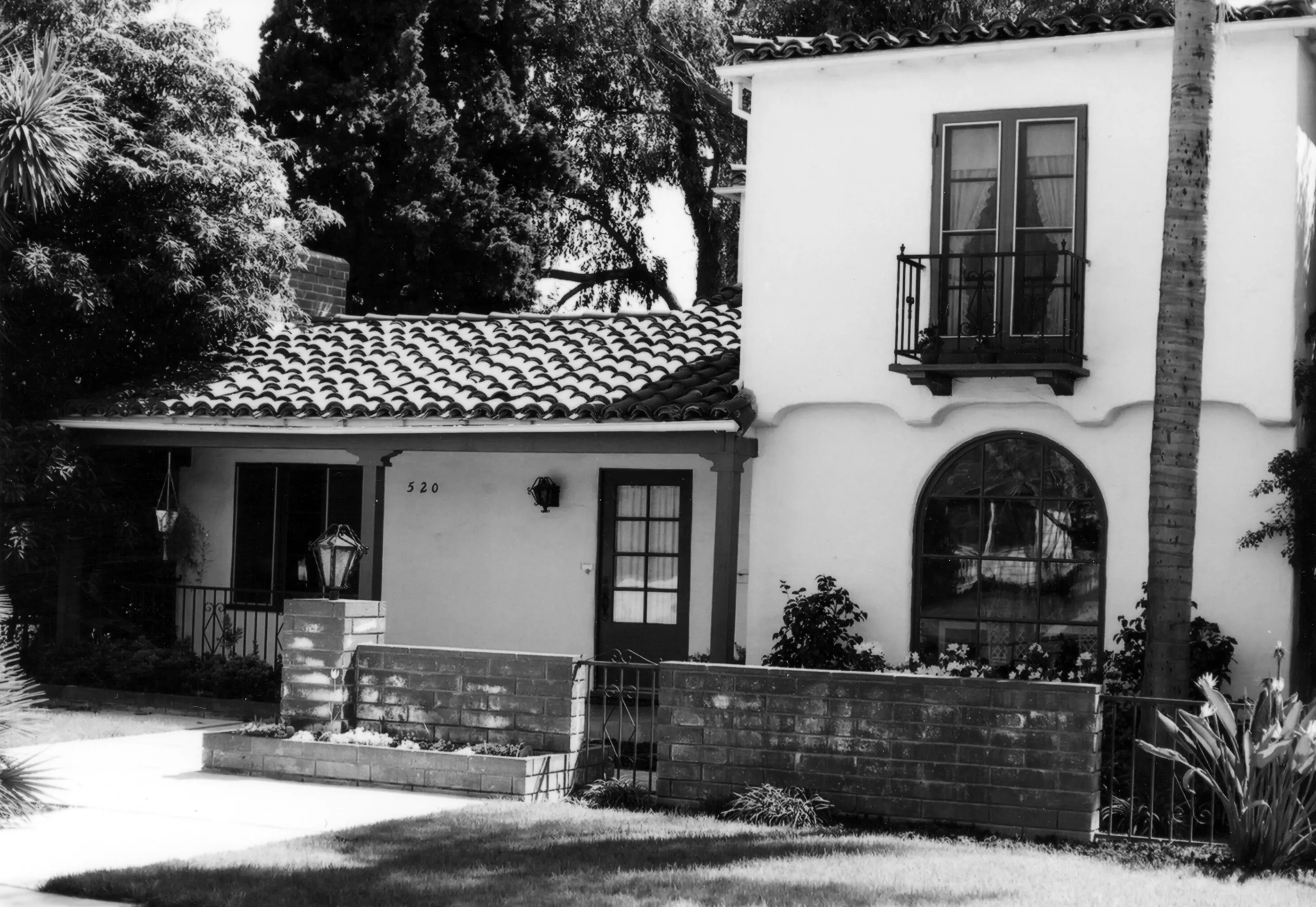 A black and white photograph of the Jesse Swearingen House for the Historical Building Survey in 1978.