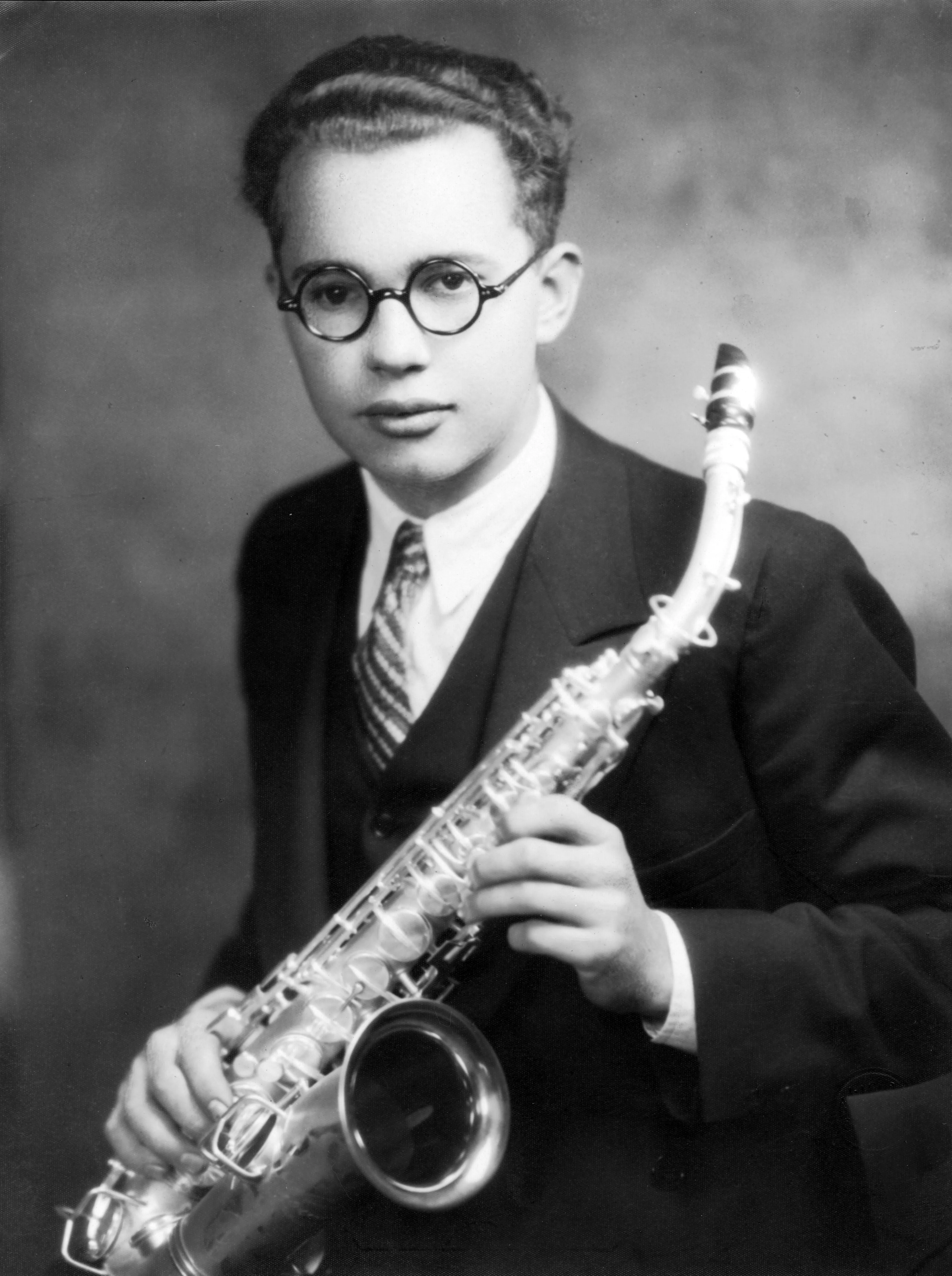 A black and white portrait photograph of Leo Fender in high school in 1928.