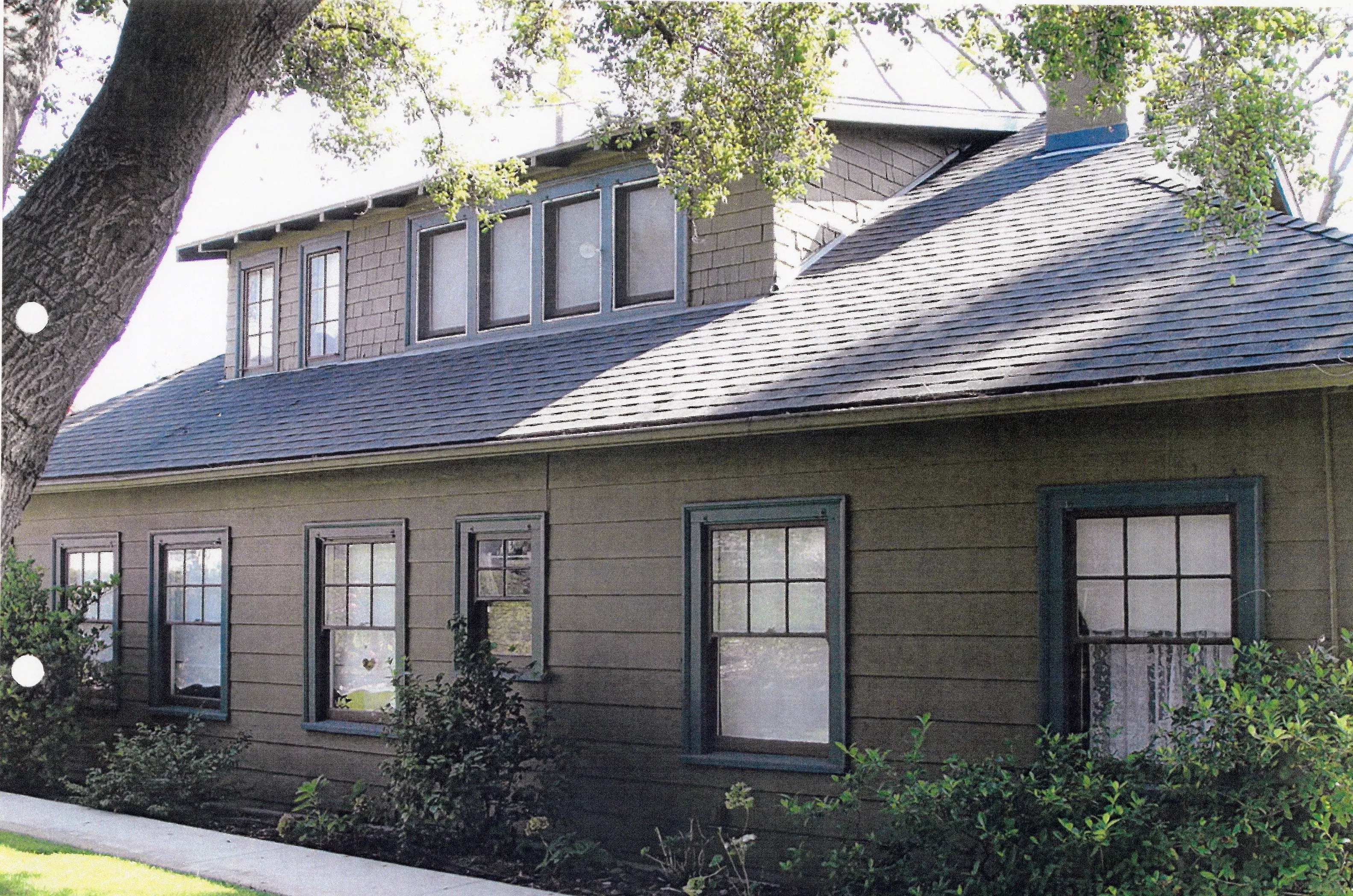 A colored photo of the rear exterior of the H. Harwood Tracy House in 2008.