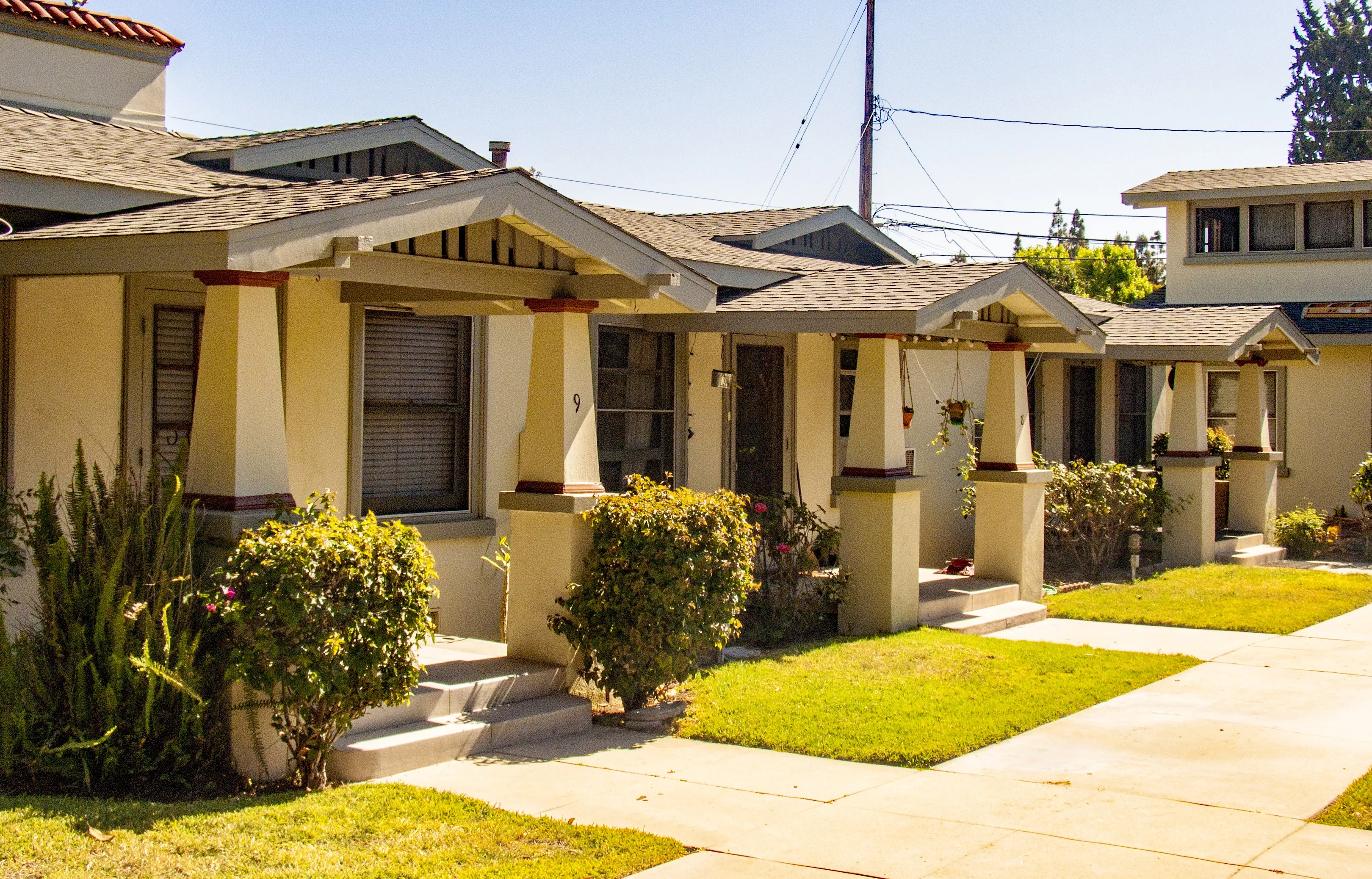 A colored photo of the Bungalow units of the Pomona Apartments in 2017.