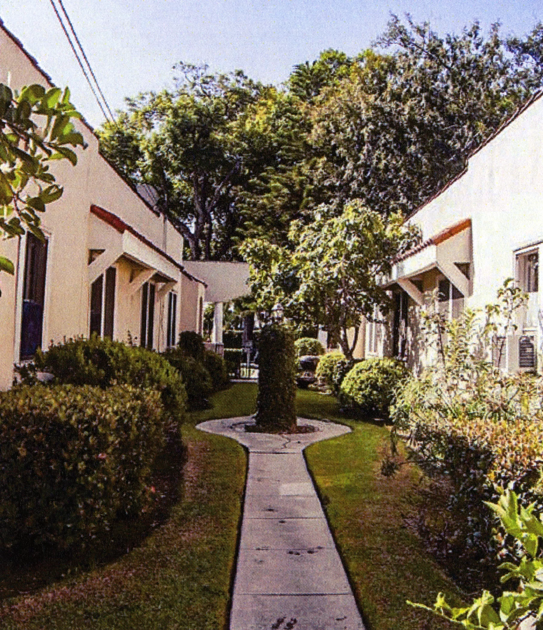 A colored photo of the central courtyard of the Sans Souci Court in 2017.