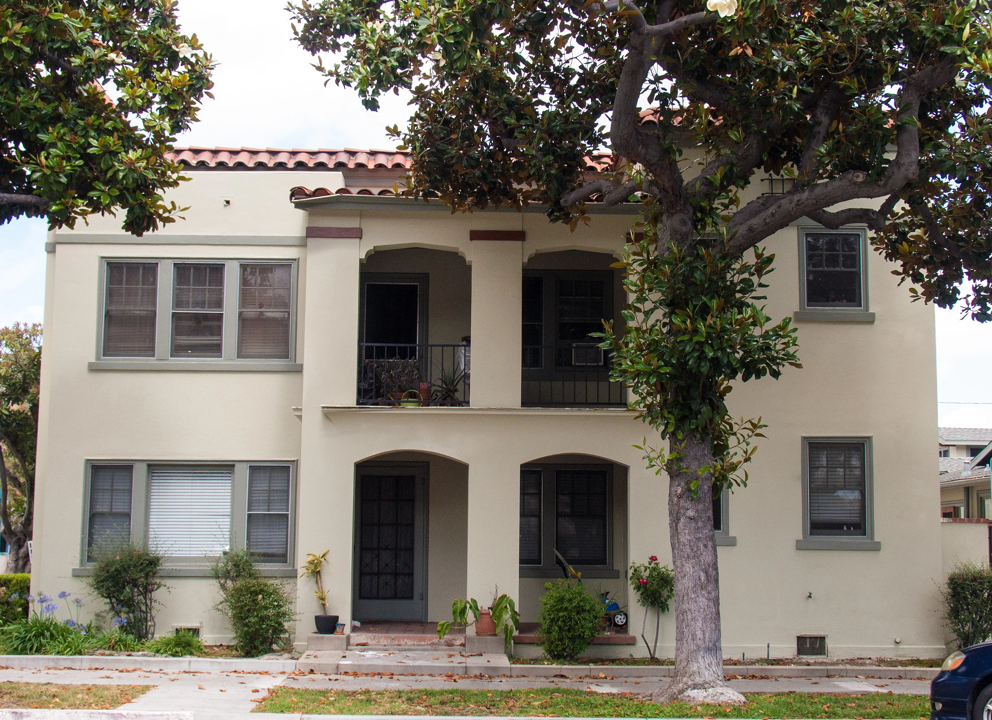 A colored photo of the Pomona Apartments in 2017.