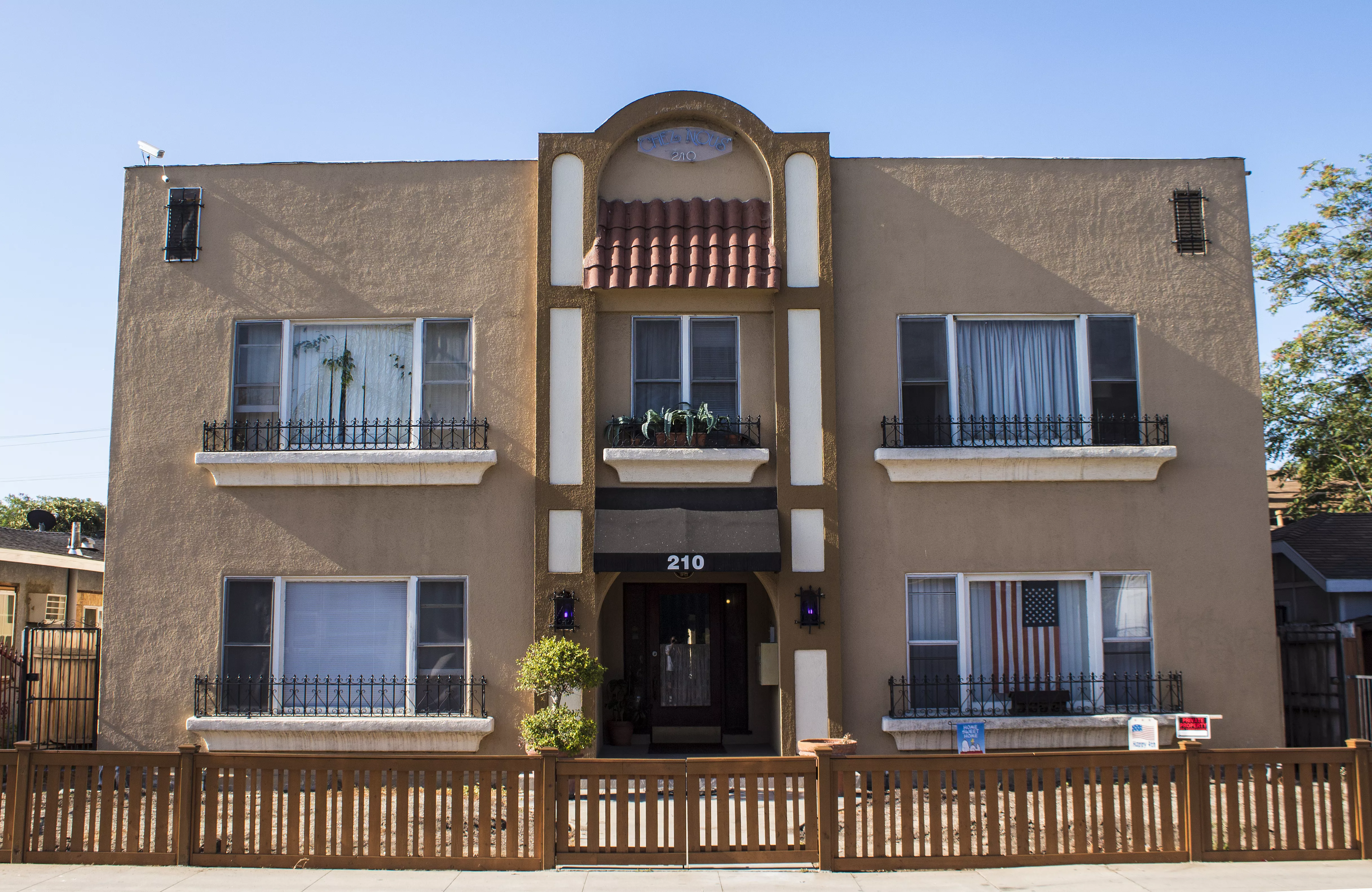 A colored photo of the Fred Carter Apartment House in 2017.