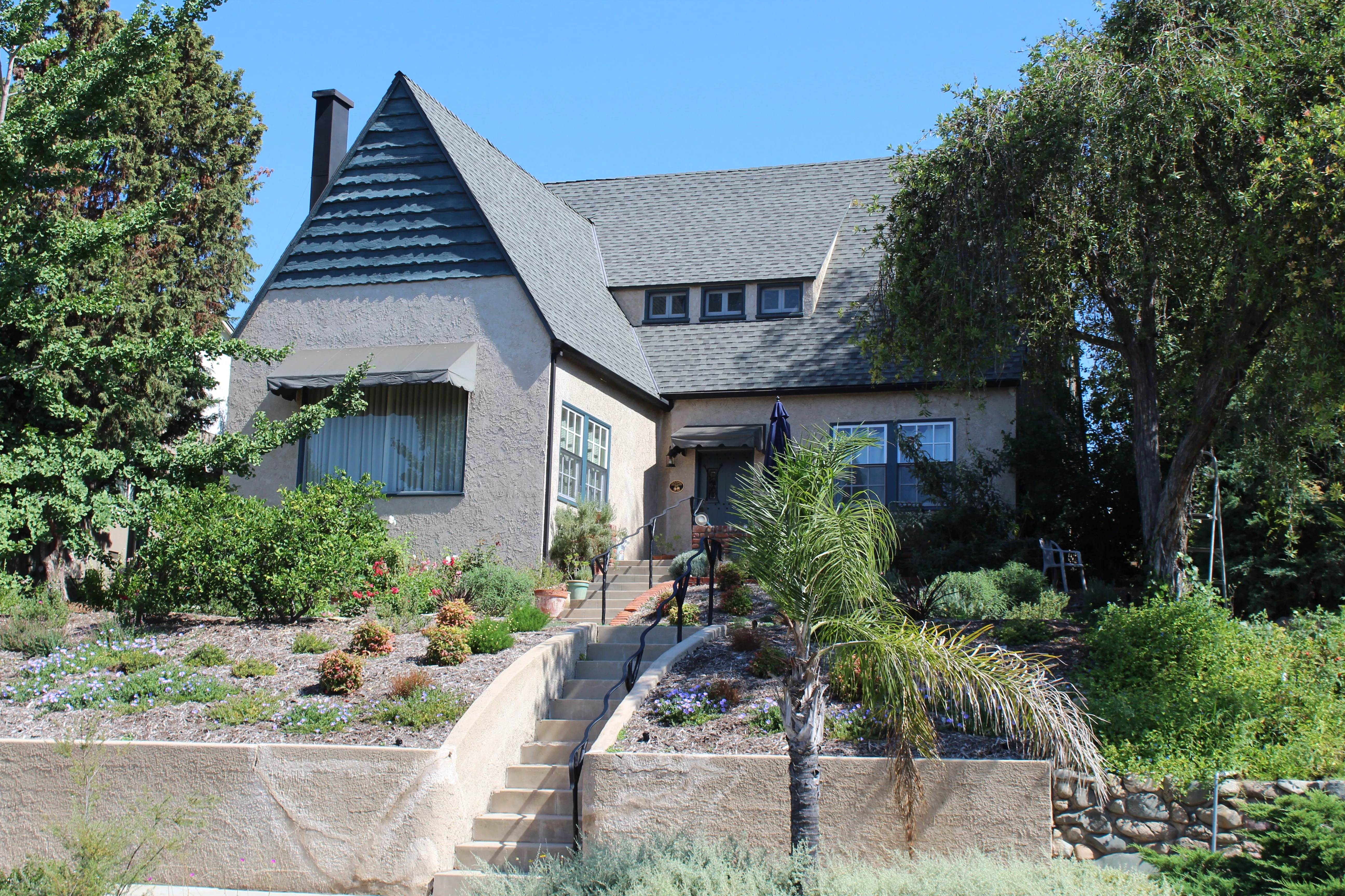 A colored photo of the Arthur Thompson House in 2017.