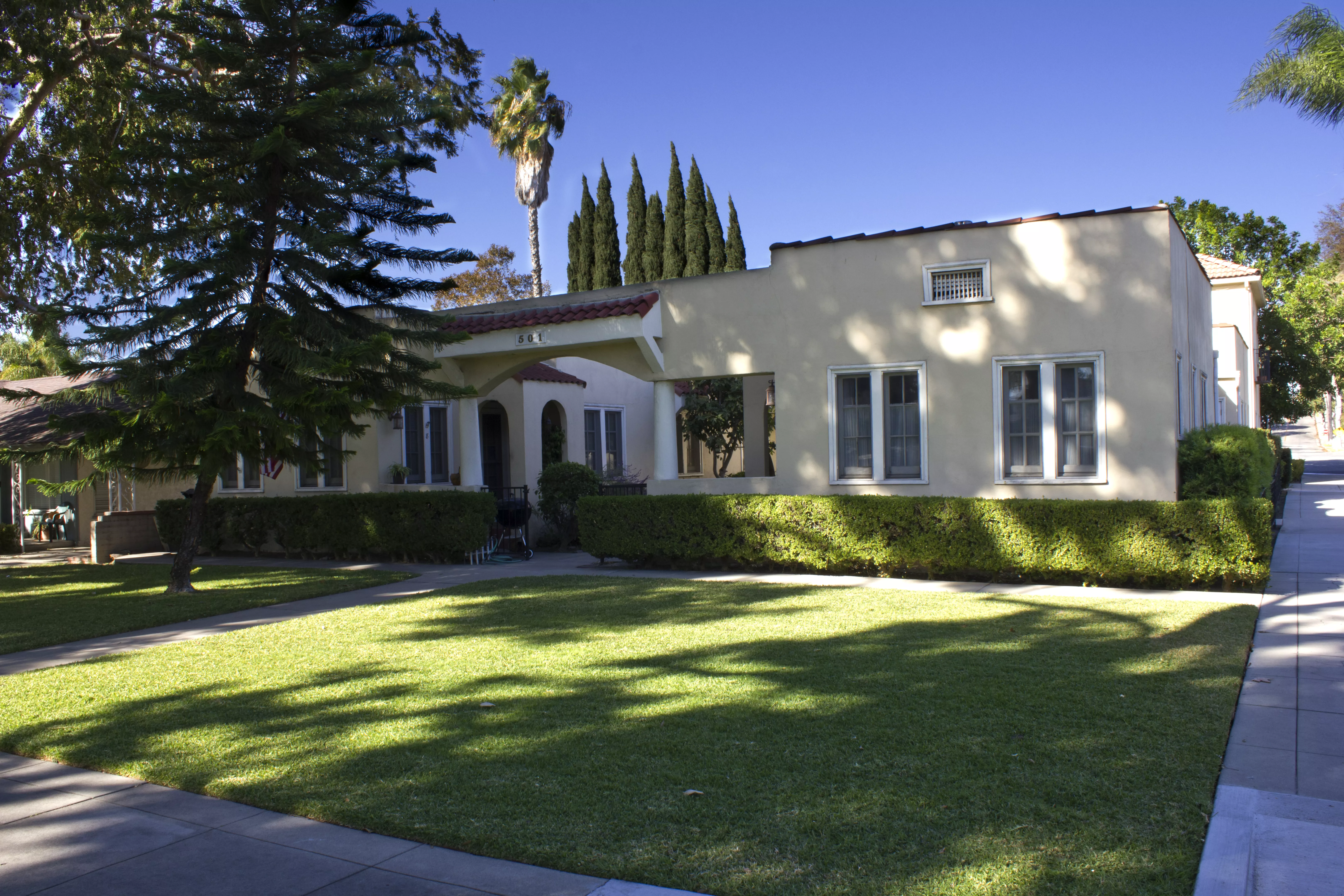 A colored photo of the Sans Souci Court in 2017.