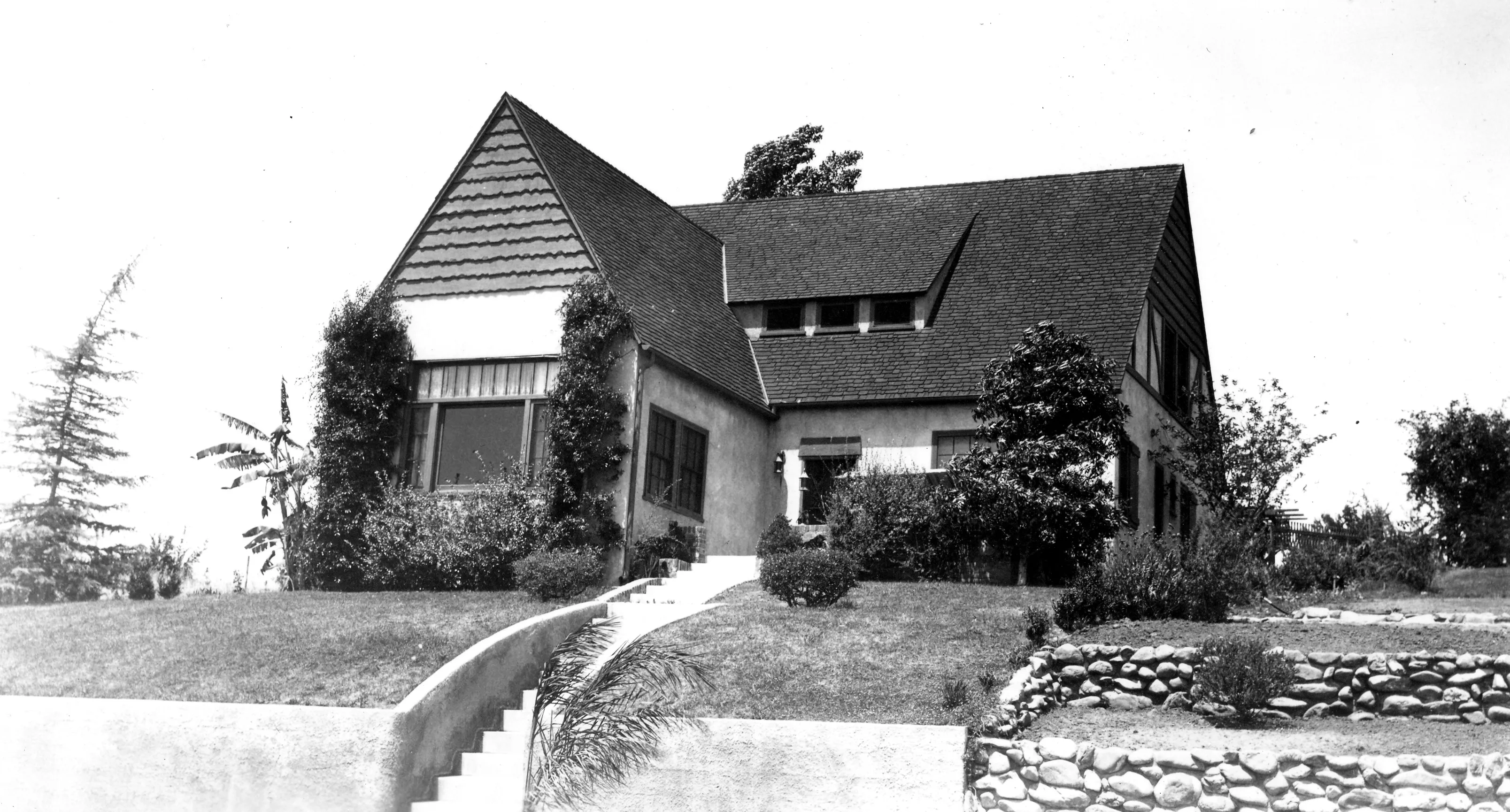 A black and white photograph of the exterior of the Arthur Thompson House in 1938.
