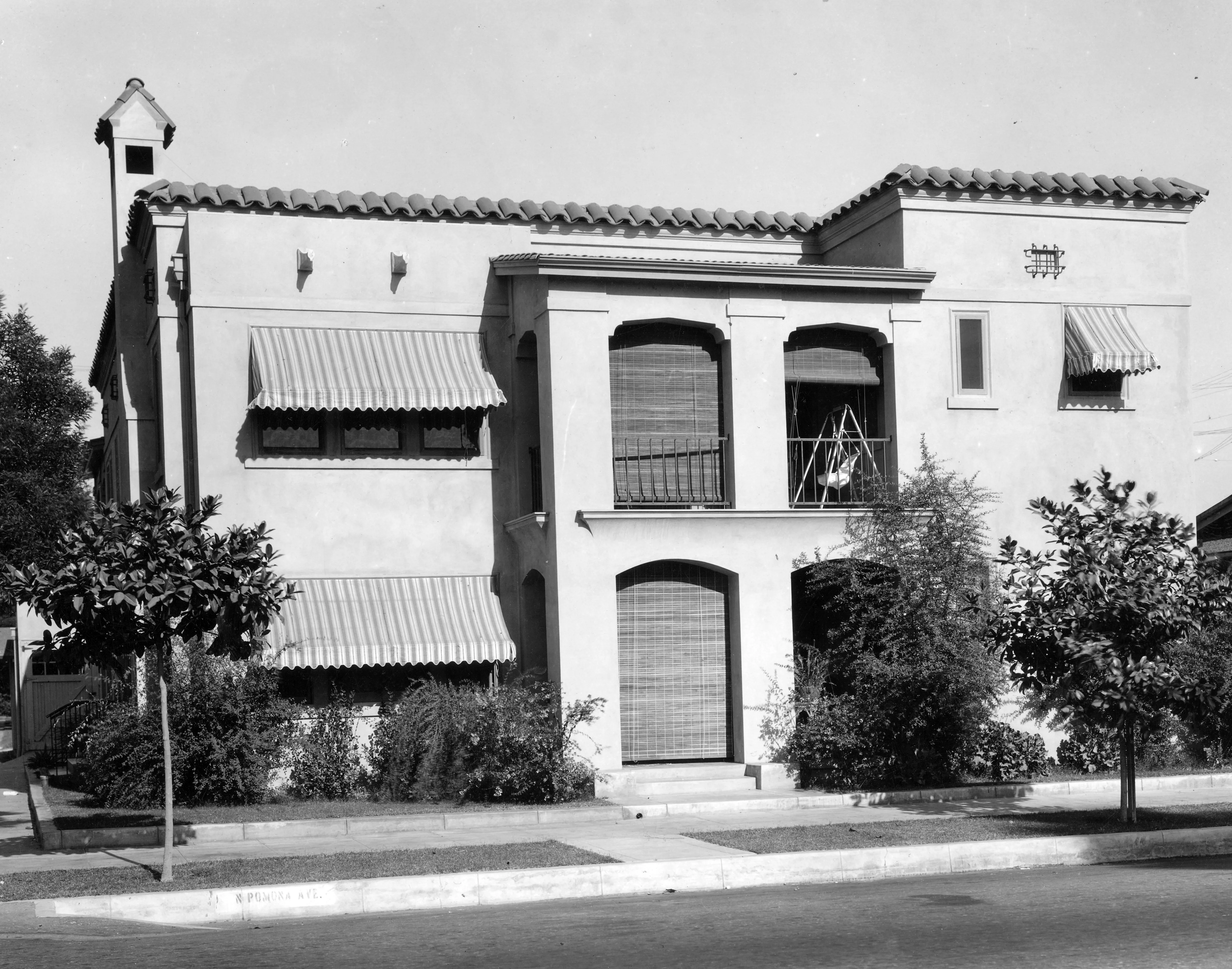 A black and white photograph of the exterior of the Pomona Apartments in 1927.