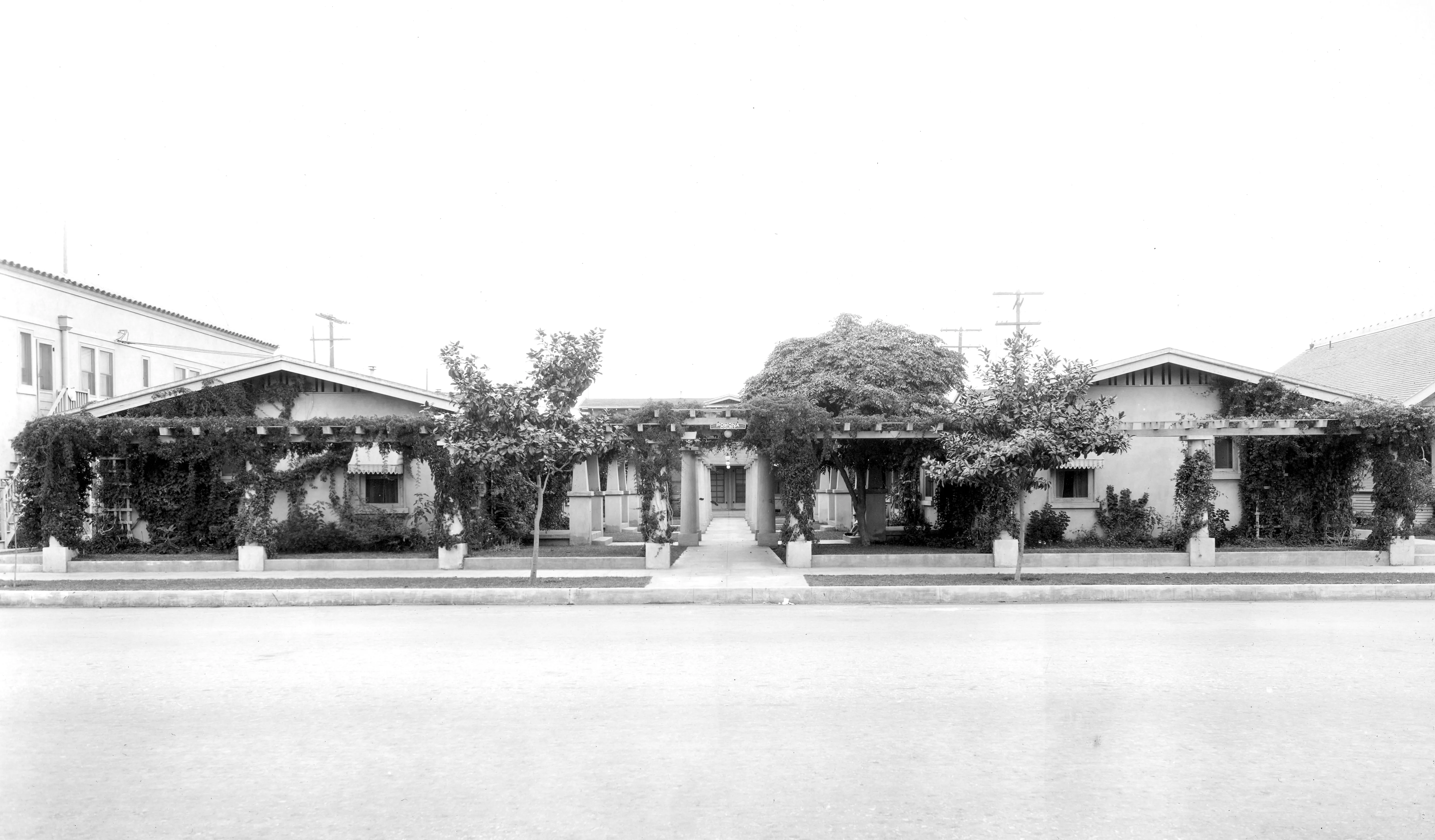A black and white photograph of the exterior of the Pomona Court in 1927.