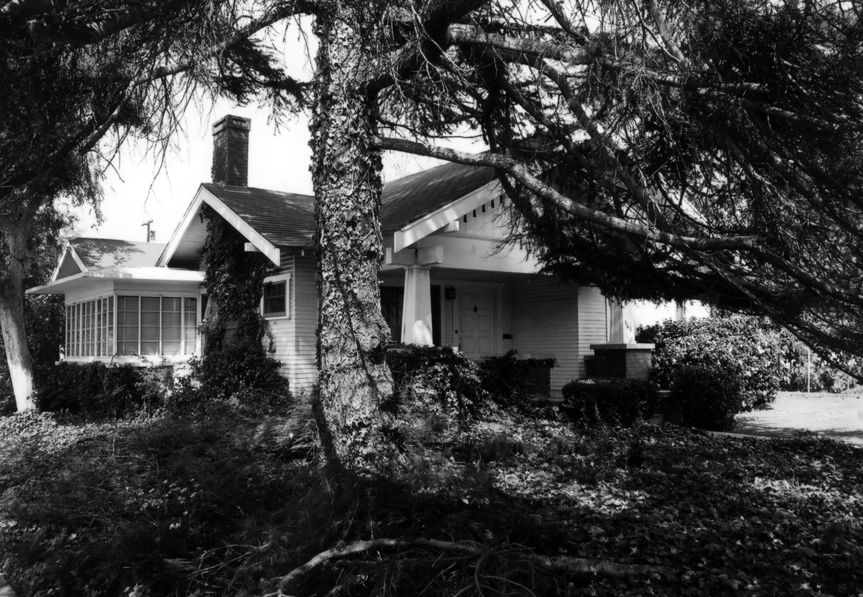 A black and white photograph of the Julius Bradford House for the Historical Building Survey in 1978.