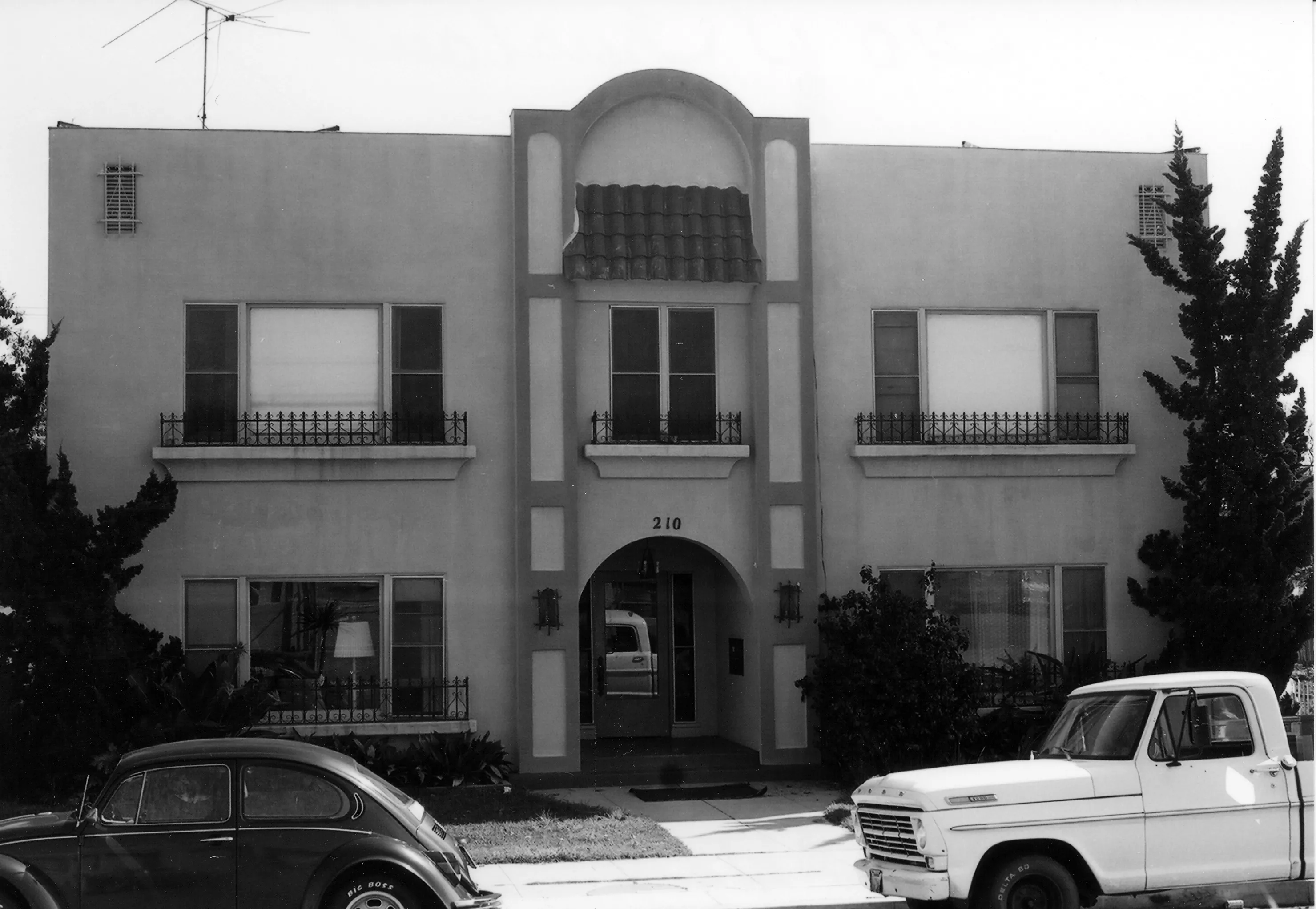 A black and white photograph of the Fred Carter Apartment House for the Historical Building Survey in 1978.