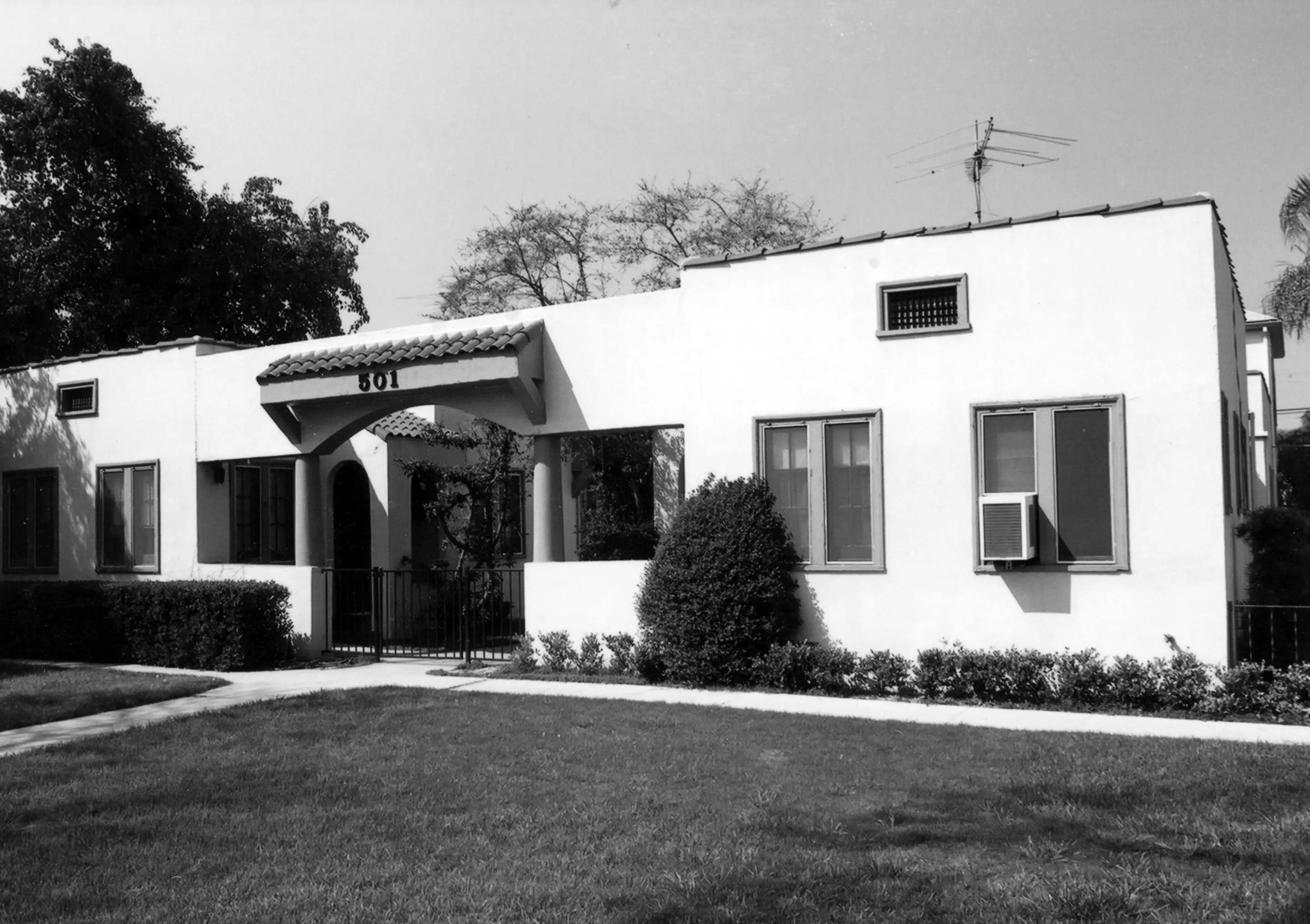 A black and white photograph of the Sans Souci Court for the Historical Building Survey in 1978.
