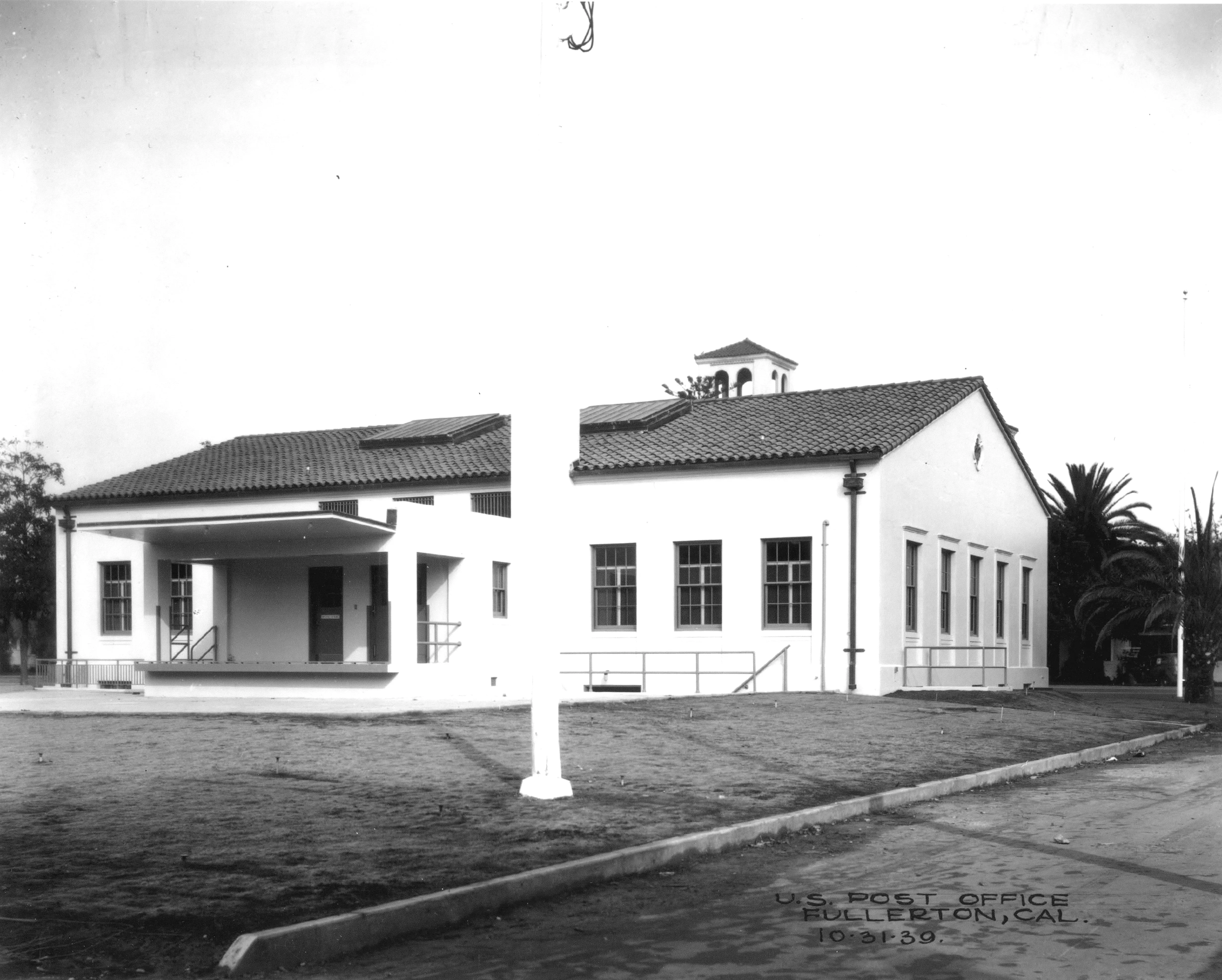 A black and white photograph of the rear exterior of the Commonwealth Post Office in 1939.